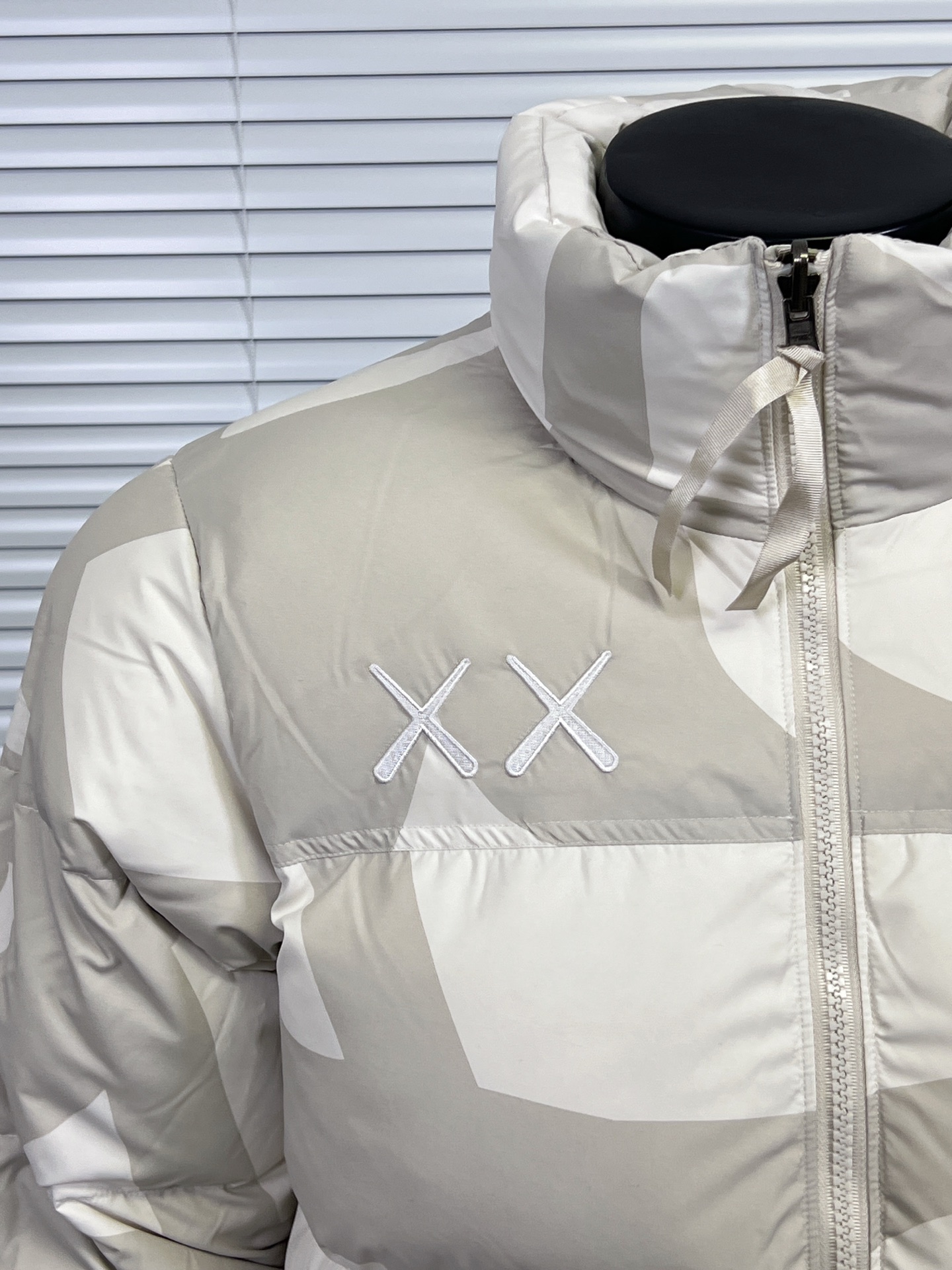 工厂放货💰280
THE NORTH FACE/北面 KAWS联名系列1996Nuptse羽绒服
联名搭配双方标志性的Logo，玩味和辨识度极高，相信潮流爱好者会非常喜爱的～
衣身满幅经典的刺绣印花涂鸦点缀，Brain Dea
实验性设计风格的注入，搭配双方标志性LOGO，玩味和辨识度极高，田岛精织工艺刺绣图案，—如既往的稳！
明星同款！男女同款！

✨拉链式可拆卸：ZIP IN自由搭配，温度随心掌控
✨ 轻质耐久面料：舒适耐磨易打理，增强穿着的耐久性，外层DWR防泼水处理科技，将水分阻截在面料表面，且这种处理会增强面料的透气性，并在加快其干燥速度的同时，能有效阻尘、阻油，保持服饰表面洁净
✨700蓬松度鹅绒填充：采用经联盟RDS认证的高品质高蓬松度鹅绒填充，保暖性能更出色，轻便不厚重，且压缩后的蓬松度恢复性好
✨功能性风帽：隐藏收纳，切换自如帽口带可调节绳扣，可为户外活动提供舒适防护，无需风帽时，也可将风帽折叠隐藏收纳塞入领内，轻松便捷
✨半弹力可调节袖口：袖口带魔术贴粘扣设计，灵活调节，舒适自如
✨全新百灵达绣花机定制万针电绣，刺绣不连线，饱满且立体！

面料到辅料各方面全部都是原厂配件
原厂TNF logo四合扣
全新版本的防伪水洗镭射标
yk定制拉链，字迹清晰
区别别家的棉服，垃圾刺绣版本，纯羽绒服！！
每一个细节苛求完美 辅料 版型 充绒量 分分钟过专柜毫无压力，每一件成衣 经过安检公司质检，与每做一批成衣换一批崭新针杆，内里两层内胆 面料特殊工艺定制

颜色：白迷彩，黑迷彩，绿迷彩，灰迷彩
尺码：XS-XXL