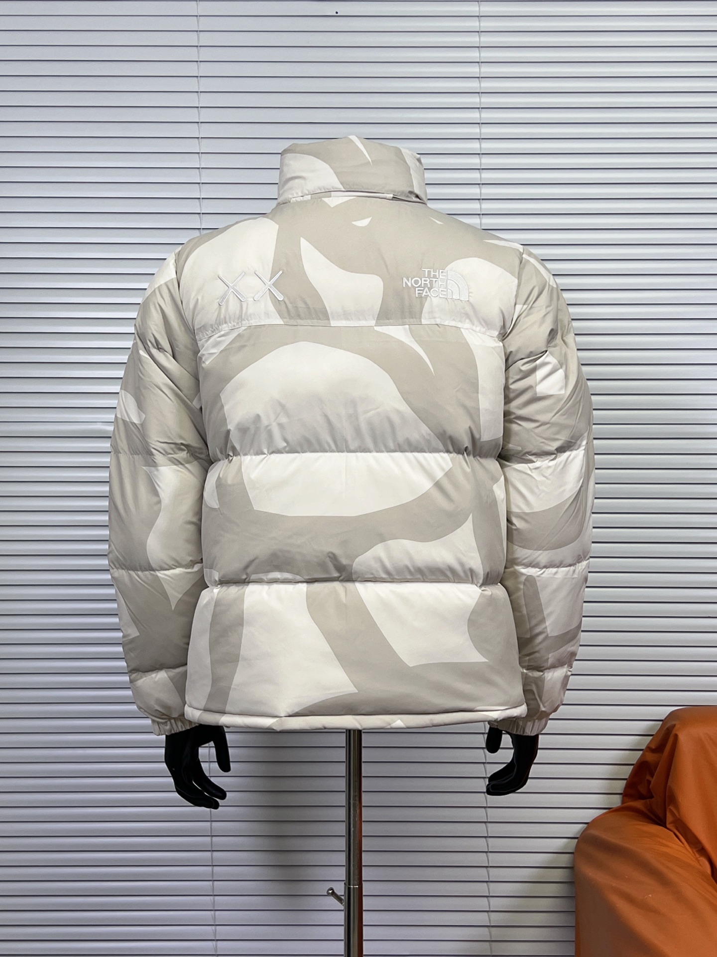 工厂放货💰280
THE NORTH FACE/北面 KAWS联名系列1996Nuptse羽绒服
联名搭配双方标志性的Logo，玩味和辨识度极高，相信潮流爱好者会非常喜爱的～
衣身满幅经典的刺绣印花涂鸦点缀，Brain Dea
实验性设计风格的注入，搭配双方标志性LOGO，玩味和辨识度极高，田岛精织工艺刺绣图案，—如既往的稳！
明星同款！男女同款！

✨拉链式可拆卸：ZIP IN自由搭配，温度随心掌控
✨ 轻质耐久面料：舒适耐磨易打理，增强穿着的耐久性，外层DWR防泼水处理科技，将水分阻截在面料表面，且这种处理会增强面料的透气性，并在加快其干燥速度的同时，能有效阻尘、阻油，保持服饰表面洁净
✨700蓬松度鹅绒填充：采用经联盟RDS认证的高品质高蓬松度鹅绒填充，保暖性能更出色，轻便不厚重，且压缩后的蓬松度恢复性好
✨功能性风帽：隐藏收纳，切换自如帽口带可调节绳扣，可为户外活动提供舒适防护，无需风帽时，也可将风帽折叠隐藏收纳塞入领内，轻松便捷
✨半弹力可调节袖口：袖口带魔术贴粘扣设计，灵活调节，舒适自如
✨全新百灵达绣花机定制万针电绣，刺绣不连线，饱满且立体！

面料到辅料各方面全部都是原厂配件
原厂TNF logo四合扣
全新版本的防伪水洗镭射标
yk定制拉链，字迹清晰
区别别家的棉服，垃圾刺绣版本，纯羽绒服！！
每一个细节苛求完美 辅料 版型 充绒量 分分钟过专柜毫无压力，每一件成衣 经过安检公司质检，与每做一批成衣换一批崭新针杆，内里两层内胆 面料特殊工艺定制

颜色：白迷彩，黑迷彩，绿迷彩，灰迷彩
尺码：XS-XXL