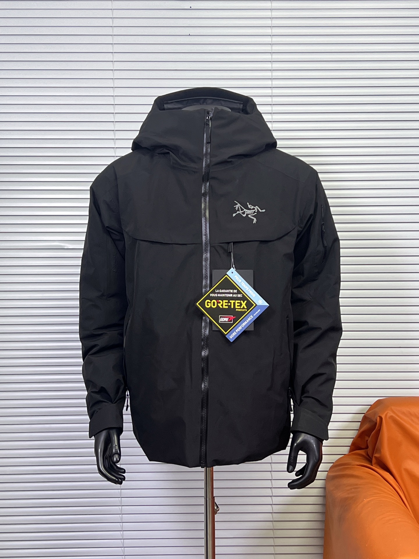 工厂 小买菜羽绒服 ARC‘TERYX/始祖鸟Macai Lt 系列小买菜连帽羽绒服冲锋衣滑雪服男女同款 这款鸟家羽绒服俗称‘’买菜‘’ 本年度最具代表性的鹅绒羽绒服 探索户外运动于城市休闲并存的一款设计风格 极致御寒保暖 给予你冬季足够温暖的呵护 限定版本 国内无售 高级户外全天候鹅绒滑雪服 纯原支验出货 每一处细节 入手后的那一刻 足矣震撼你的心灵 MACAI JACKET 男子羽绒服 低温无法阻挡你在弯道上的表现. 这款 Macai 夹克为抵御寒冷天气而设计,不仅具有良好的保暖性能,还可提供防风雨保护,外观也凝练优雅. -采用750蓬松度鹅绒填充,在严寒肆虐之时也可提供良好的舒适性, 透气 GORE-TEX 面料可遮蔽风、雨、雪的侵袭. -做工非常精致 内里全压胶工艺 表层走针 丝毫不渗水 不漏水 客供定制专属 -100%锦纶面料(带EPTFE膜复合) 防风 防水性能得到全新的提升 让外部寒风低温 入侵不到内部丝毫 超脱以往的防水效果 雨雪长时间附于衣服表层,也不会有任何往内部渗透问题 先生 -功能性多口袋设计 出行携带物品更加方便 全身口袋都采用拉链闭合方式 全定制Ykk 压胶走边 耐用且不会有用力过度 出现撕裂现象 -胸前高端刺绣化骨鸟LOGO 走针精密 线条流畅清晰 没有跳针 错乱等瑕疵 醒目有档次 象征顶级户外品牌形象 左侧胸前有一个隐藏式口袋装饰 存放贵重物品更加省心 颜色:黑色,浩渺灰,蓝黄色