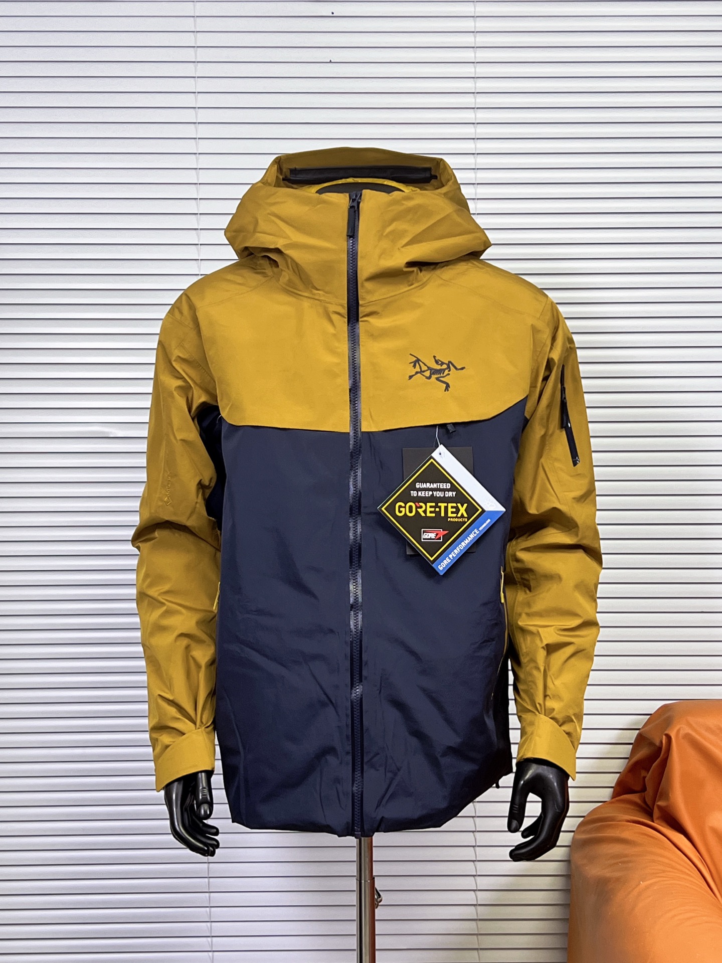 工厂 小买菜羽绒服 ARC‘TERYX/始祖鸟Macai Lt 系列小买菜连帽羽绒服冲锋衣滑雪服男女同款 这款鸟家羽绒服俗称‘’买菜‘’ 本年度最具代表性的鹅绒羽绒服 探索户外运动于城市休闲并存的一款设计风格 极致御寒保暖 给予你冬季足够温暖的呵护 限定版本 国内无售 高级户外全天候鹅绒滑雪服 纯原支验出货 每一处细节 入手后的那一刻 足矣震撼你的心灵 MACAI JACKET 男子羽绒服 低温无法阻挡你在弯道上的表现. 这款 Macai 夹克为抵御寒冷天气而设计,不仅具有良好的保暖性能,还可提供防风雨保护,外观也凝练优雅. -采用750蓬松度鹅绒填充,在严寒肆虐之时也可提供良好的舒适性, 透气 GORE-TEX 面料可遮蔽风、雨、雪的侵袭. -做工非常精致 内里全压胶工艺 表层走针 丝毫不渗水 不漏水 客供定制专属 -100%锦纶面料(带EPTFE膜复合) 防风 防水性能得到全新的提升 让外部寒风低温 入侵不到内部丝毫 超脱以往的防水效果 雨雪长时间附于衣服表层,也不会有任何往内部渗透问题 先生 -功能性多口袋设计 出行携带物品更加方便 全身口袋都采用拉链闭合方式 全定制Ykk 压胶走边 耐用且不会有用力过度 出现撕裂现象 -胸前高端刺绣化骨鸟LOGO 走针精密 线条流畅清晰 没有跳针 错乱等瑕疵 醒目有档次 象征顶级户外品牌形象 左侧胸前有一个隐藏式口袋装饰 存放贵重物品更加省心 颜色:黑色,浩渺灰,蓝黄色