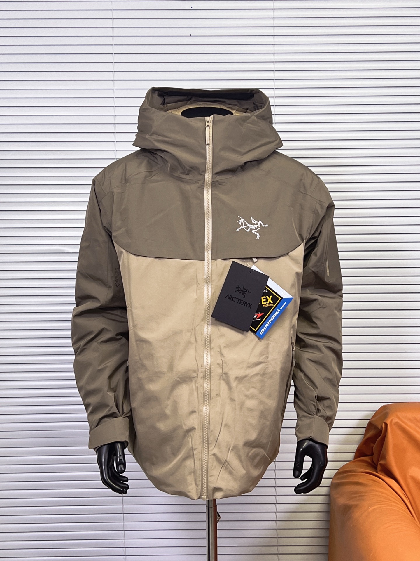 工厂 小买菜羽绒服 ARC‘TERYX/始祖鸟Macai Lt 系列小买菜连帽羽绒服冲锋衣滑雪服男女同款 这款鸟家羽绒服俗称‘’买菜‘’ 本年度最具代表性的鹅绒羽绒服 探索户外运动于城市休闲并存的一款设计风格 极致御寒保暖 给予你冬季足够温暖的呵护 限定版本 国内无售 高级户外全天候鹅绒滑雪服 纯原支验出货 每一处细节 入手后的那一刻 足矣震撼你的心灵 MACAI JACKET 男子羽绒服 低温无法阻挡你在弯道上的表现. 这款 Macai 夹克为抵御寒冷天气而设计,不仅具有良好的保暖性能,还可提供防风雨保护,外观也凝练优雅. -采用750蓬松度鹅绒填充,在严寒肆虐之时也可提供良好的舒适性, 透气 GORE-TEX 面料可遮蔽风、雨、雪的侵袭. -做工非常精致 内里全压胶工艺 表层走针 丝毫不渗水 不漏水 客供定制专属 -100%锦纶面料(带EPTFE膜复合) 防风 防水性能得到全新的提升 让外部寒风低温 入侵不到内部丝毫 超脱以往的防水效果 雨雪长时间附于衣服表层,也不会有任何往内部渗透问题 先生 -功能性多口袋设计 出行携带物品更加方便 全身口袋都采用拉链闭合方式 全定制Ykk 压胶走边 耐用且不会有用力过度 出现撕裂现象 -胸前高端刺绣化骨鸟LOGO 走针精密 线条流畅清晰 没有跳针 错乱等瑕疵 醒目有档次 象征顶级户外品牌形象 左侧胸前有一个隐藏式口袋装饰 存放贵重物品更加省心 颜色:黑色,浩渺灰,蓝黄色