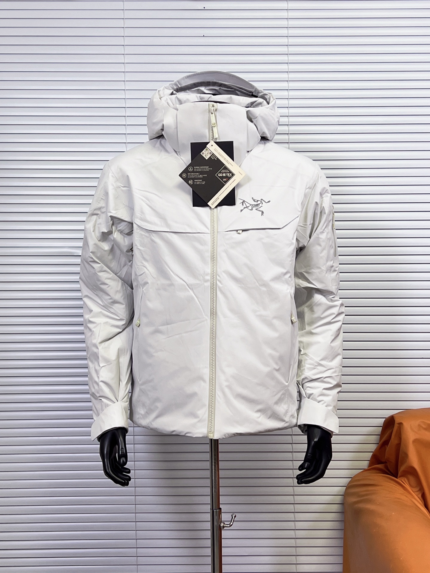 工厂放货💰450
始祖鸟 买菜Macai Jacket 羽绒服 滑雪服
始祖鸟加天花板级高端羽绒服 Macai Jacket（俗称“大买菜”）。滑雪服届的NO.1 ！超级重工的一款机能羽绒服！
1️⃣衣服面料采用 Gore-tex，除了具备准专业户外服饰的防水功能外，透气性、耐磨性、防风性极佳。
2️⃣主要部分和袖子90白鹅绒填充，帽子和腋下部分采用始祖鸟独家的CoreLoft@技术制造而成的填充物（大名鼎鼎的C棉），更轻更保暖，实现保暖而不闷汗。
3️⃣ 拉链部分，采用了无缝防水压胶处理和防水拉链，使其能有效地对进行高寒高海拔大运动量运动的人员进行保护。
4️⃣细节方面，帽子可拆卸，自由切换。袖口可调节，雪裙可拆卸，完美兼具了滑雪和通勤的功能性和轻便性。

颜色：幻影紫，破晓蓝，箱车绿，粉色，黑色，隐秘灰，深蓝色
尺码：S-XXL