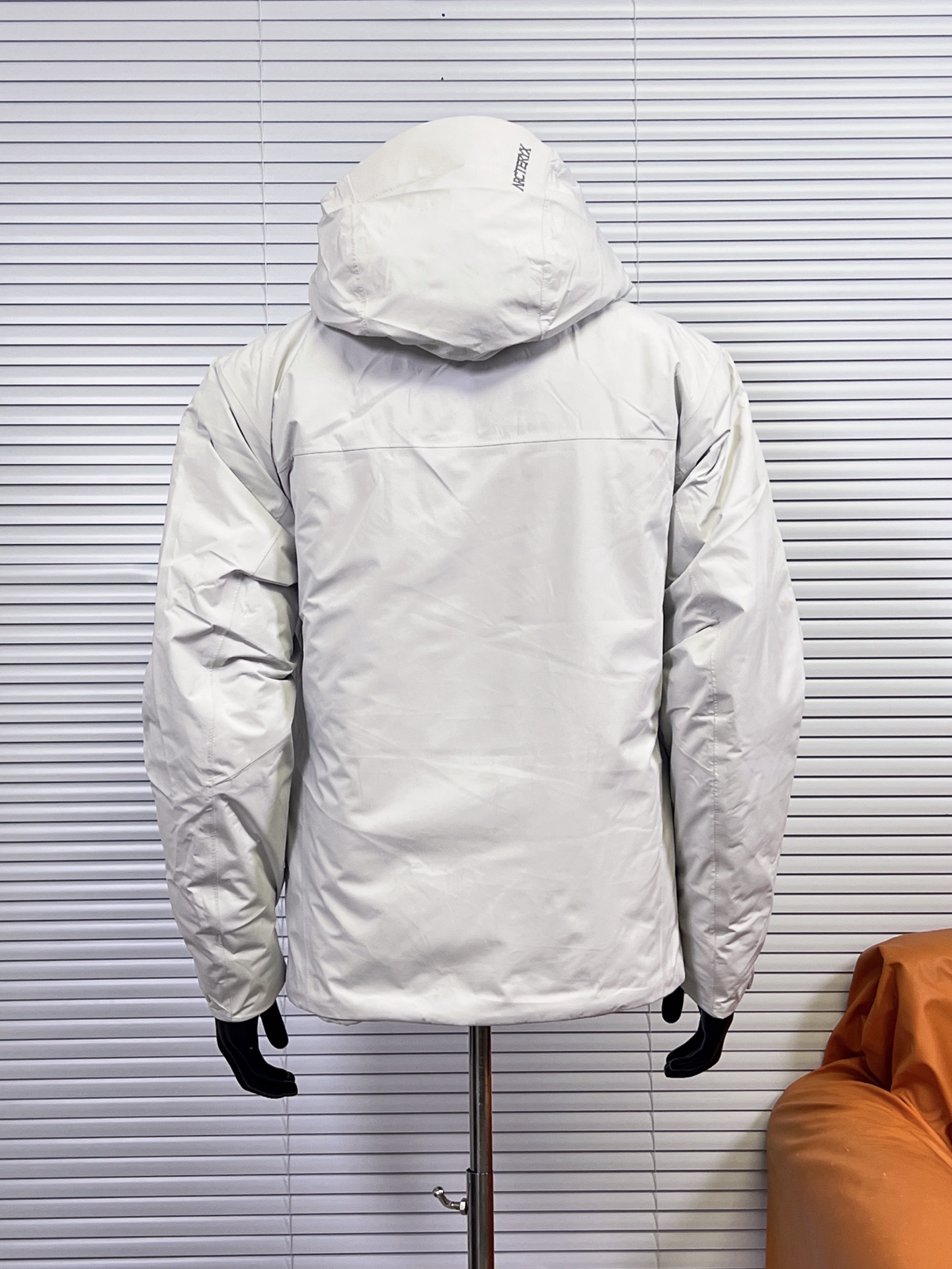 工厂放货💰450
始祖鸟 买菜Macai Jacket 羽绒服 滑雪服
始祖鸟加天花板级高端羽绒服 Macai Jacket（俗称“大买菜”）。滑雪服届的NO.1 ！超级重工的一款机能羽绒服！
1️⃣衣服面料采用 Gore-tex，除了具备准专业户外服饰的防水功能外，透气性、耐磨性、防风性极佳。
2️⃣主要部分和袖子90白鹅绒填充，帽子和腋下部分采用始祖鸟独家的CoreLoft@技术制造而成的填充物（大名鼎鼎的C棉），更轻更保暖，实现保暖而不闷汗。
3️⃣ 拉链部分，采用了无缝防水压胶处理和防水拉链，使其能有效地对进行高寒高海拔大运动量运动的人员进行保护。
4️⃣细节方面，帽子可拆卸，自由切换。袖口可调节，雪裙可拆卸，完美兼具了滑雪和通勤的功能性和轻便性。

颜色：幻影紫，破晓蓝，箱车绿，粉色，黑色，隐秘灰，深蓝色
尺码：S-XXL