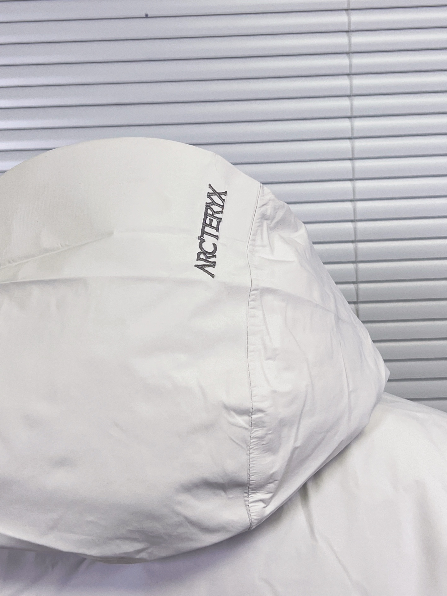 工厂放货💰450
始祖鸟 买菜Macai Jacket 羽绒服 滑雪服
始祖鸟加天花板级高端羽绒服 Macai Jacket（俗称“大买菜”）。滑雪服届的NO.1 ！超级重工的一款机能羽绒服！
1️⃣衣服面料采用 Gore-tex，除了具备准专业户外服饰的防水功能外，透气性、耐磨性、防风性极佳。
2️⃣主要部分和袖子90白鹅绒填充，帽子和腋下部分采用始祖鸟独家的CoreLoft@技术制造而成的填充物（大名鼎鼎的C棉），更轻更保暖，实现保暖而不闷汗。
3️⃣ 拉链部分，采用了无缝防水压胶处理和防水拉链，使其能有效地对进行高寒高海拔大运动量运动的人员进行保护。
4️⃣细节方面，帽子可拆卸，自由切换。袖口可调节，雪裙可拆卸，完美兼具了滑雪和通勤的功能性和轻便性。

颜色：幻影紫，破晓蓝，箱车绿，粉色，黑色，隐秘灰，深蓝色
尺码：S-XXL