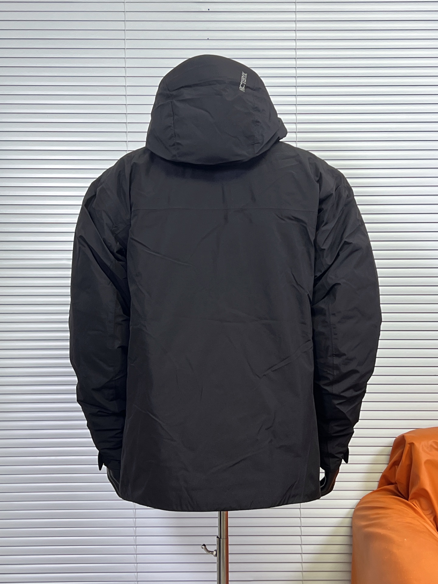 工厂放货💰450/500
始祖鸟 买菜Macai Jacket 羽绒服 滑雪服
始祖鸟加天花板级高端羽绒服 Macai Jacket（俗称“大买菜”）。滑雪服届的NO.1 ！超级重工的一款机能羽绒服！
1️⃣衣服面料采用 Gore-tex，除了具备准专业户外服饰的防水功能外，透气性、耐磨性、防风性极佳。
2️⃣主要部分和袖子90白鹅绒填充，帽子和腋下部分采用始祖鸟独家的CoreLoft@技术制造而成的填充物（大名鼎鼎的C棉），更轻更保暖，实现保暖而不闷汗。
3️⃣ 拉链部分，采用了无缝防水压胶处理和防水拉链，使其能有效地对进行高寒高海拔大运动量运动的人员进行保护。
4️⃣细节方面，帽子可拆卸，自由切换。袖口可调节，雪裙可拆卸，完美兼具了滑雪和通勤的功能性和轻便性。

颜色：幻影紫，破晓蓝，箱车绿，粉色，黑色，隐秘灰，深蓝色
尺码：S-XXL