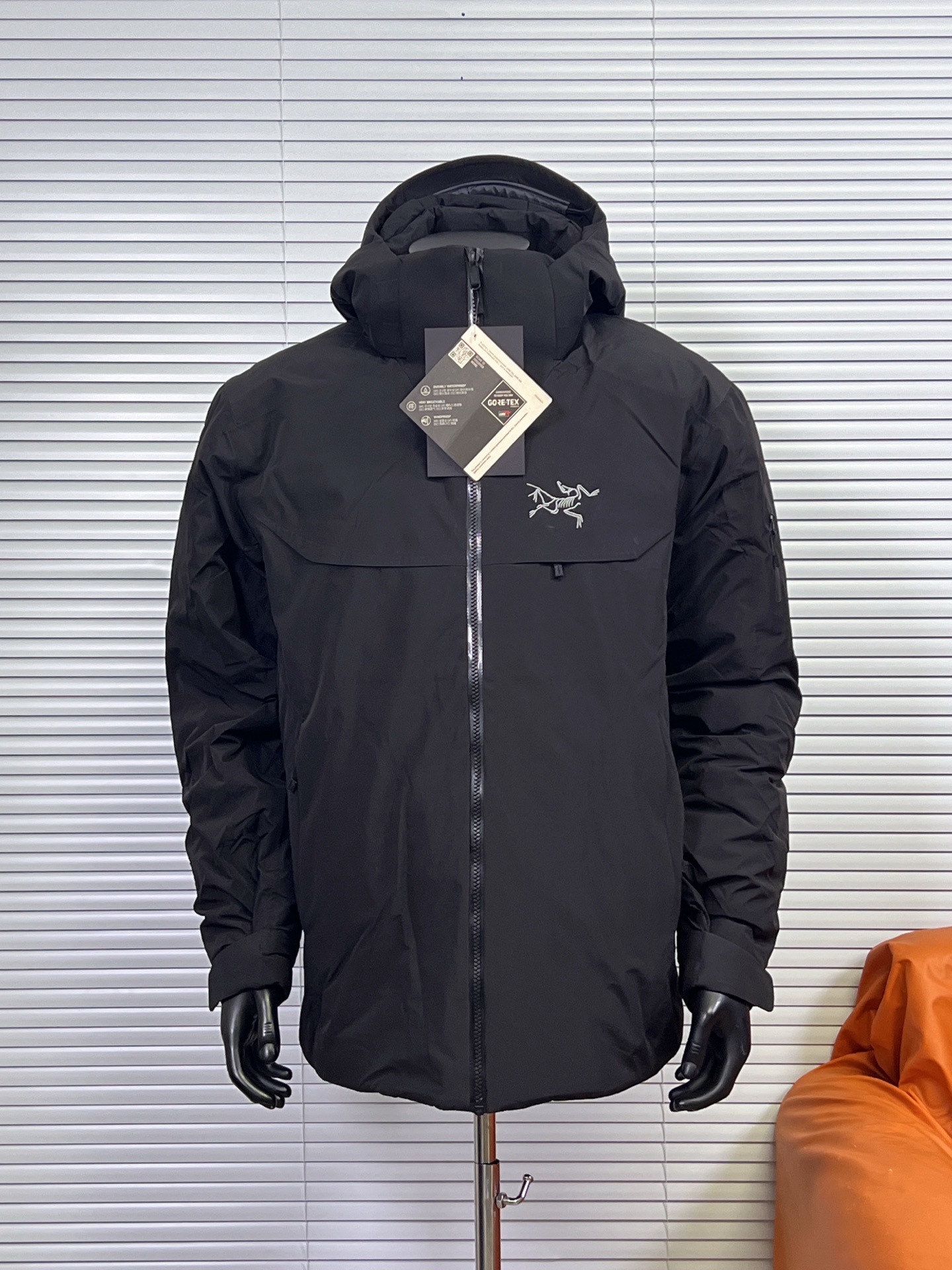 工厂放货💰450/500
始祖鸟 买菜Macai Jacket 羽绒服 滑雪服
始祖鸟加天花板级高端羽绒服 Macai Jacket（俗称“大买菜”）。滑雪服届的NO.1 ！超级重工的一款机能羽绒服！
1️⃣衣服面料采用 Gore-tex，除了具备准专业户外服饰的防水功能外，透气性、耐磨性、防风性极佳。
2️⃣主要部分和袖子90白鹅绒填充，帽子和腋下部分采用始祖鸟独家的CoreLoft@技术制造而成的填充物（大名鼎鼎的C棉），更轻更保暖，实现保暖而不闷汗。
3️⃣ 拉链部分，采用了无缝防水压胶处理和防水拉链，使其能有效地对进行高寒高海拔大运动量运动的人员进行保护。
4️⃣细节方面，帽子可拆卸，自由切换。袖口可调节，雪裙可拆卸，完美兼具了滑雪和通勤的功能性和轻便性。

颜色：幻影紫，破晓蓝，箱车绿，粉色，黑色，隐秘灰，深蓝色
尺码：S-XXL