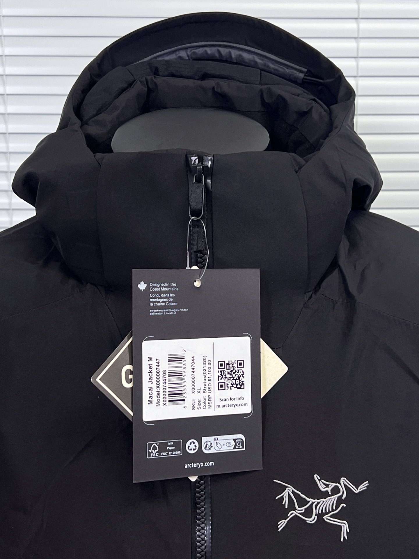 工厂放货💰450/500
始祖鸟 买菜Macai Jacket 羽绒服 滑雪服
始祖鸟加天花板级高端羽绒服 Macai Jacket（俗称“大买菜”）。滑雪服届的NO.1 ！超级重工的一款机能羽绒服！
1️⃣衣服面料采用 Gore-tex，除了具备准专业户外服饰的防水功能外，透气性、耐磨性、防风性极佳。
2️⃣主要部分和袖子90白鹅绒填充，帽子和腋下部分采用始祖鸟独家的CoreLoft@技术制造而成的填充物（大名鼎鼎的C棉），更轻更保暖，实现保暖而不闷汗。
3️⃣ 拉链部分，采用了无缝防水压胶处理和防水拉链，使其能有效地对进行高寒高海拔大运动量运动的人员进行保护。
4️⃣细节方面，帽子可拆卸，自由切换。袖口可调节，雪裙可拆卸，完美兼具了滑雪和通勤的功能性和轻便性。

颜色：幻影紫，破晓蓝，箱车绿，粉色，黑色，隐秘灰，深蓝色
尺码：S-XXL