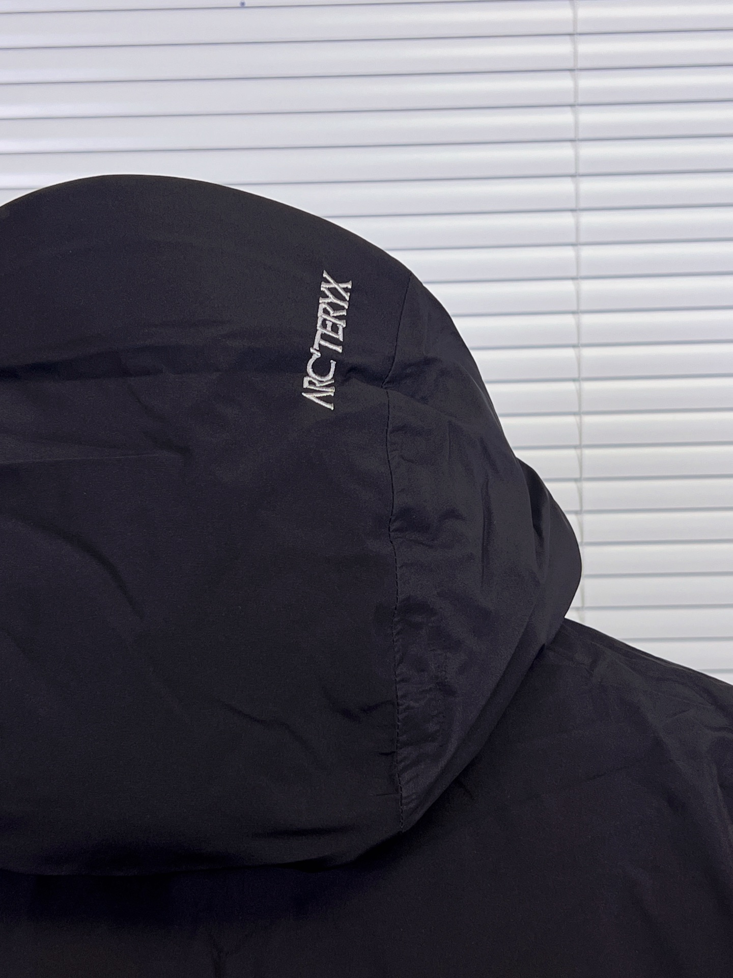 工厂放货💰450/500
始祖鸟 买菜Macai Jacket 羽绒服 滑雪服
始祖鸟加天花板级高端羽绒服 Macai Jacket（俗称“大买菜”）。滑雪服届的NO.1 ！超级重工的一款机能羽绒服！
1️⃣衣服面料采用 Gore-tex，除了具备准专业户外服饰的防水功能外，透气性、耐磨性、防风性极佳。
2️⃣主要部分和袖子90白鹅绒填充，帽子和腋下部分采用始祖鸟独家的CoreLoft@技术制造而成的填充物（大名鼎鼎的C棉），更轻更保暖，实现保暖而不闷汗。
3️⃣ 拉链部分，采用了无缝防水压胶处理和防水拉链，使其能有效地对进行高寒高海拔大运动量运动的人员进行保护。
4️⃣细节方面，帽子可拆卸，自由切换。袖口可调节，雪裙可拆卸，完美兼具了滑雪和通勤的功能性和轻便性。

颜色：幻影紫，破晓蓝，箱车绿，粉色，黑色，隐秘灰，深蓝色
尺码：S-XXL