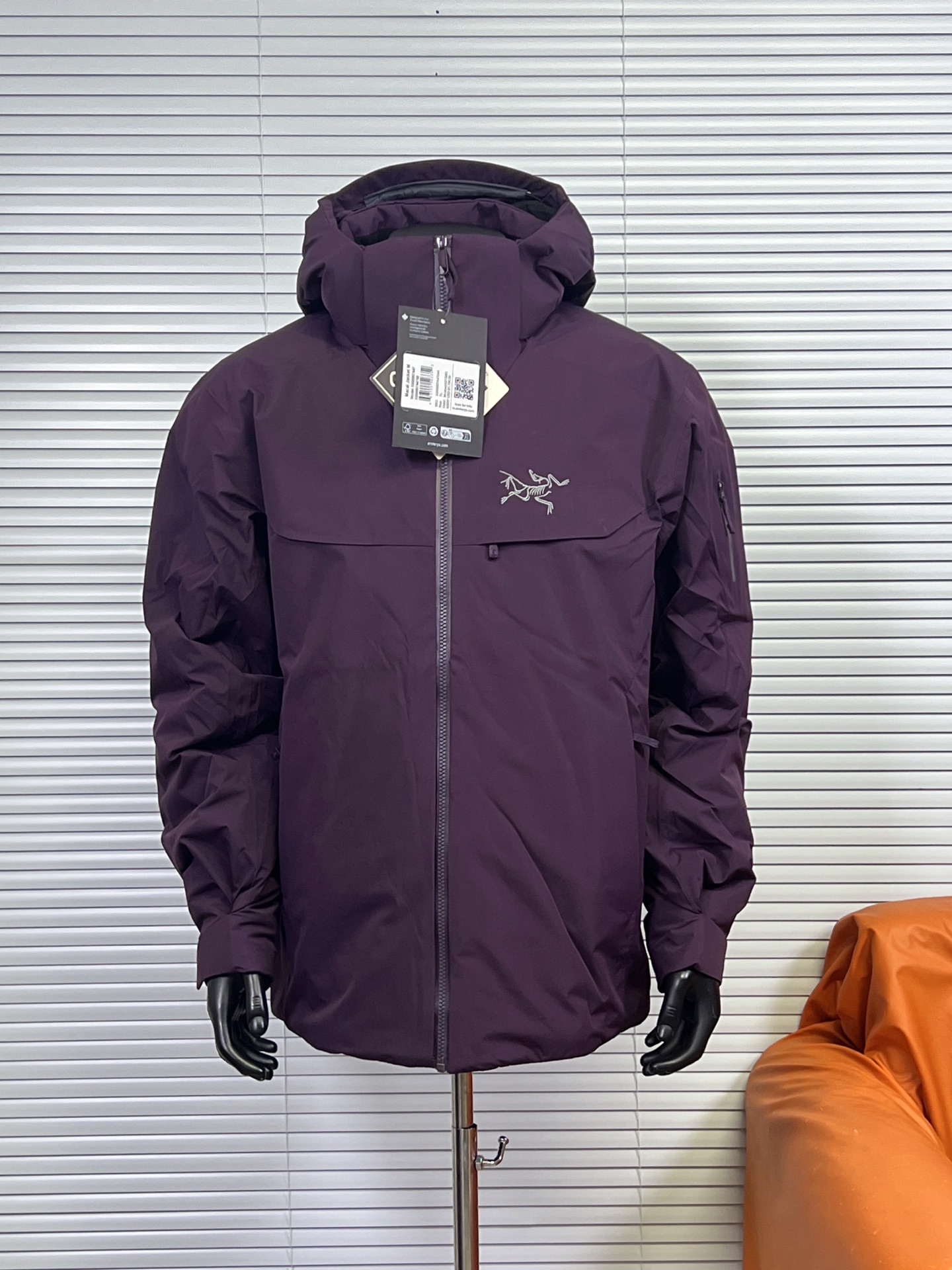 工厂放货💰450
始祖鸟 买菜Macai Jacket 羽绒服 滑雪服
始祖鸟加天花板级高端羽绒服 Macai Jacket（俗称“大买菜”）。滑雪服届的NO.1 ！超级重工的一款机能羽绒服！
1️⃣衣服面料采用 Gore-tex，除了具备准专业户外服饰的防水功能外，透气性、耐磨性、防风性极佳。
2️⃣主要部分和袖子90白鹅绒填充，帽子和腋下部分采用始祖鸟独家的CoreLoft@技术制造而成的填充物（大名鼎鼎的C棉），更轻更保暖，实现保暖而不闷汗。
3️⃣ 拉链部分，采用了无缝防水压胶处理和防水拉链，使其能有效地对进行高寒高海拔大运动量运动的人员进行保护。
4️⃣细节方面，帽子可拆卸，自由切换。袖口可调节，雪裙可拆卸，完美兼具了滑雪和通勤的功能性和轻便性。

颜色：幻影紫，破晓蓝，箱车绿，粉色，黑色，隐秘灰，深蓝色
尺码：S-XXL