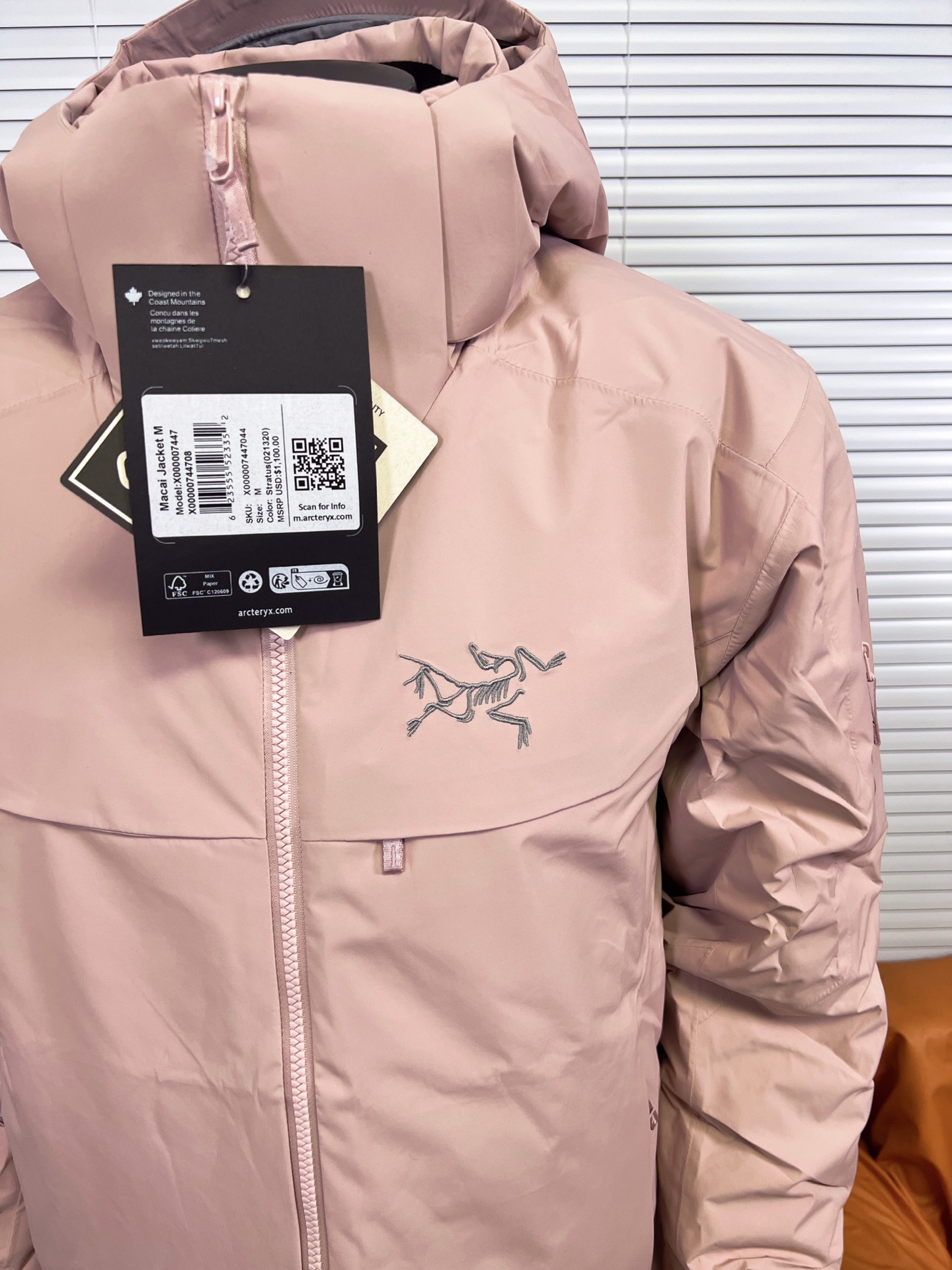 工厂放货💰450
始祖鸟 买菜Macai Jacket 羽绒服 滑雪服
始祖鸟加天花板级高端羽绒服 Macai Jacket（俗称“大买菜”）。滑雪服届的NO.1 ！超级重工的一款机能羽绒服！
1️⃣衣服面料采用 Gore-tex，除了具备准专业户外服饰的防水功能外，透气性、耐磨性、防风性极佳。
2️⃣主要部分和袖子90白鹅绒填充，帽子和腋下部分采用始祖鸟独家的CoreLoft@技术制造而成的填充物（大名鼎鼎的C棉），更轻更保暖，实现保暖而不闷汗。
3️⃣ 拉链部分，采用了无缝防水压胶处理和防水拉链，使其能有效地对进行高寒高海拔大运动量运动的人员进行保护。
4️⃣细节方面，帽子可拆卸，自由切换。袖口可调节，雪裙可拆卸，完美兼具了滑雪和通勤的功能性和轻便性。

颜色：幻影紫，破晓蓝，箱车绿，粉色，黑色，隐秘灰，深蓝色
尺码：S-XXL