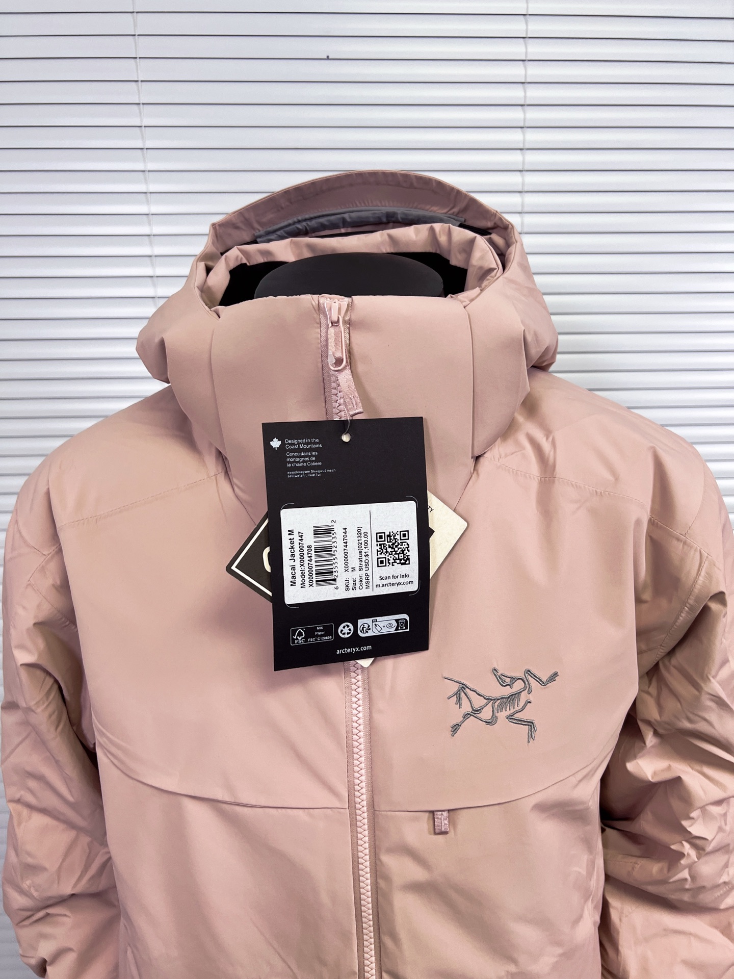 工厂放货💰450
始祖鸟 买菜Macai Jacket 羽绒服 滑雪服
始祖鸟加天花板级高端羽绒服 Macai Jacket（俗称“大买菜”）。滑雪服届的NO.1 ！超级重工的一款机能羽绒服！
1️⃣衣服面料采用 Gore-tex，除了具备准专业户外服饰的防水功能外，透气性、耐磨性、防风性极佳。
2️⃣主要部分和袖子90白鹅绒填充，帽子和腋下部分采用始祖鸟独家的CoreLoft@技术制造而成的填充物（大名鼎鼎的C棉），更轻更保暖，实现保暖而不闷汗。
3️⃣ 拉链部分，采用了无缝防水压胶处理和防水拉链，使其能有效地对进行高寒高海拔大运动量运动的人员进行保护。
4️⃣细节方面，帽子可拆卸，自由切换。袖口可调节，雪裙可拆卸，完美兼具了滑雪和通勤的功能性和轻便性。

颜色：幻影紫，破晓蓝，箱车绿，粉色，黑色，隐秘灰，深蓝色
尺码：S-XXL