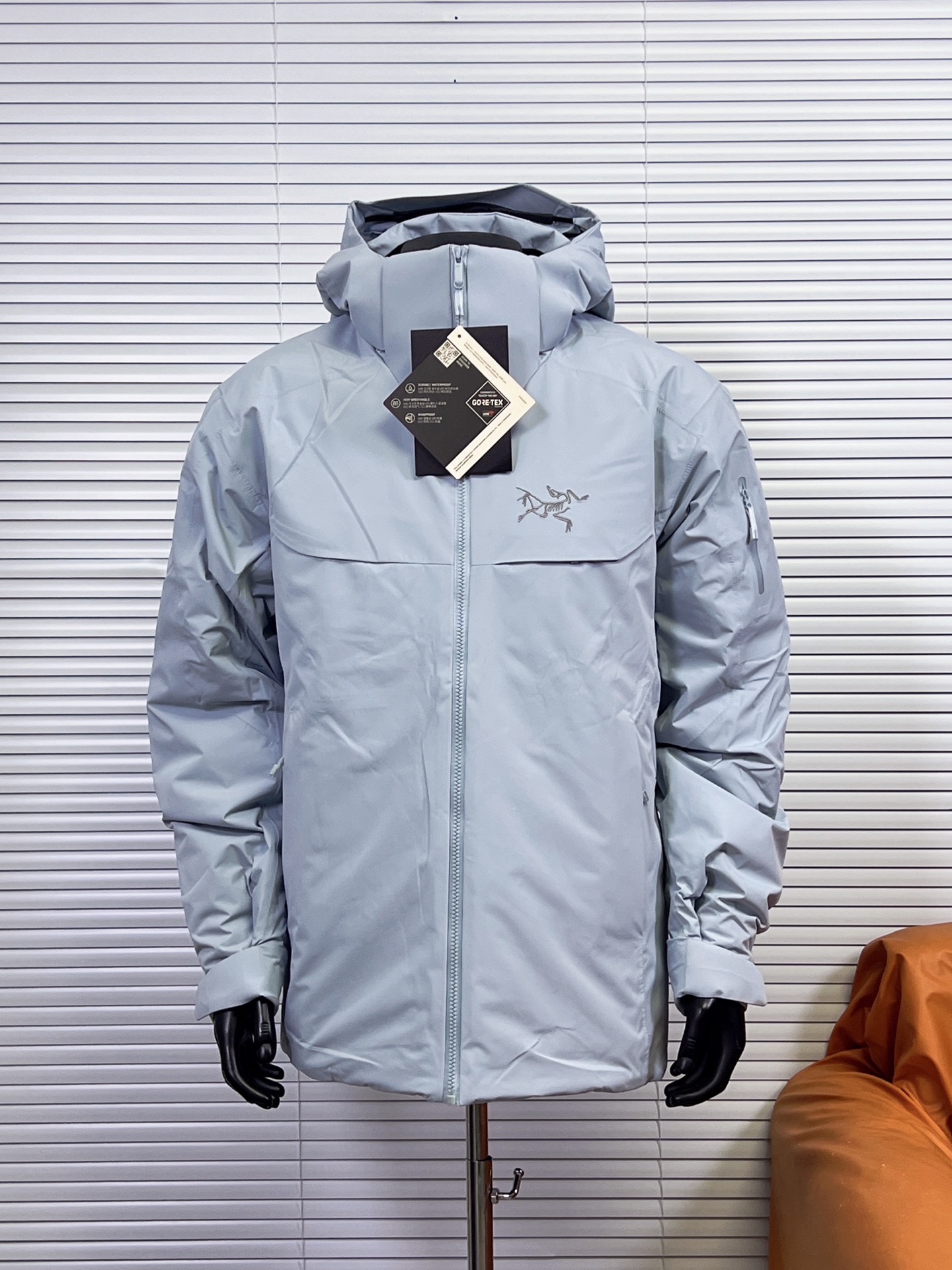 工厂放货💰450/500
始祖鸟 买菜Macai Jacket 羽绒服 滑雪服
始祖鸟加天花板级高端羽绒服 Macai Jacket（俗称“大买菜”）。滑雪服届的NO.1 ！超级重工的一款机能羽绒服！
1️⃣衣服面料采用 Gore-tex，除了具备准专业户外服饰的防水功能外，透气性、耐磨性、防风性极佳。
2️⃣主要部分和袖子90白鹅绒填充，帽子和腋下部分采用始祖鸟独家的CoreLoft@技术制造而成的填充物（大名鼎鼎的C棉），更轻更保暖，实现保暖而不闷汗。
3️⃣ 拉链部分，采用了无缝防水压胶处理和防水拉链，使其能有效地对进行高寒高海拔大运动量运动的人员进行保护。
4️⃣细节方面，帽子可拆卸，自由切换。袖口可调节，雪裙可拆卸，完美兼具了滑雪和通勤的功能性和轻便性。

颜色：幻影紫，破晓蓝，箱车绿，粉色，黑色，隐秘灰，深蓝色
尺码：S-XXL