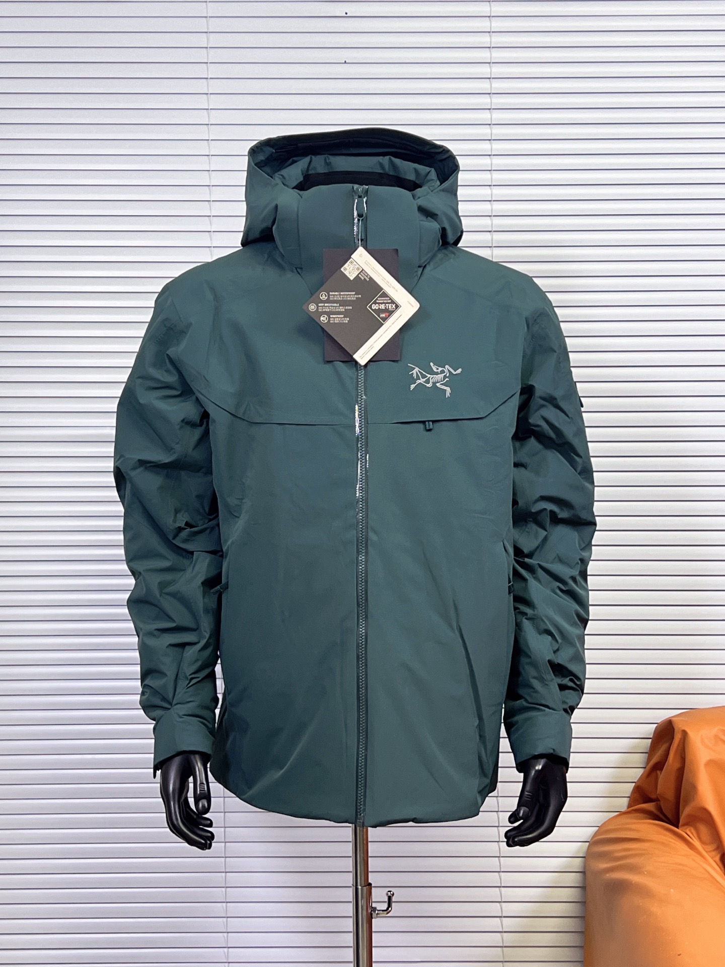 工厂放货💰450
始祖鸟 买菜Macai Jacket 羽绒服 滑雪服
始祖鸟加天花板级高端羽绒服 Macai Jacket（俗称“大买菜”）。滑雪服届的NO.1 ！超级重工的一款机能羽绒服！
1️⃣衣服面料采用 Gore-tex，除了具备准专业户外服饰的防水功能外，透气性、耐磨性、防风性极佳。
2️⃣主要部分和袖子90白鹅绒填充，帽子和腋下部分采用始祖鸟独家的CoreLoft@技术制造而成的填充物（大名鼎鼎的C棉），更轻更保暖，实现保暖而不闷汗。
3️⃣ 拉链部分，采用了无缝防水压胶处理和防水拉链，使其能有效地对进行高寒高海拔大运动量运动的人员进行保护。
4️⃣细节方面，帽子可拆卸，自由切换。袖口可调节，雪裙可拆卸，完美兼具了滑雪和通勤的功能性和轻便性。

颜色：幻影紫，破晓蓝，箱车绿，粉色，黑色，隐秘灰，深蓝色
尺码：S-XXL