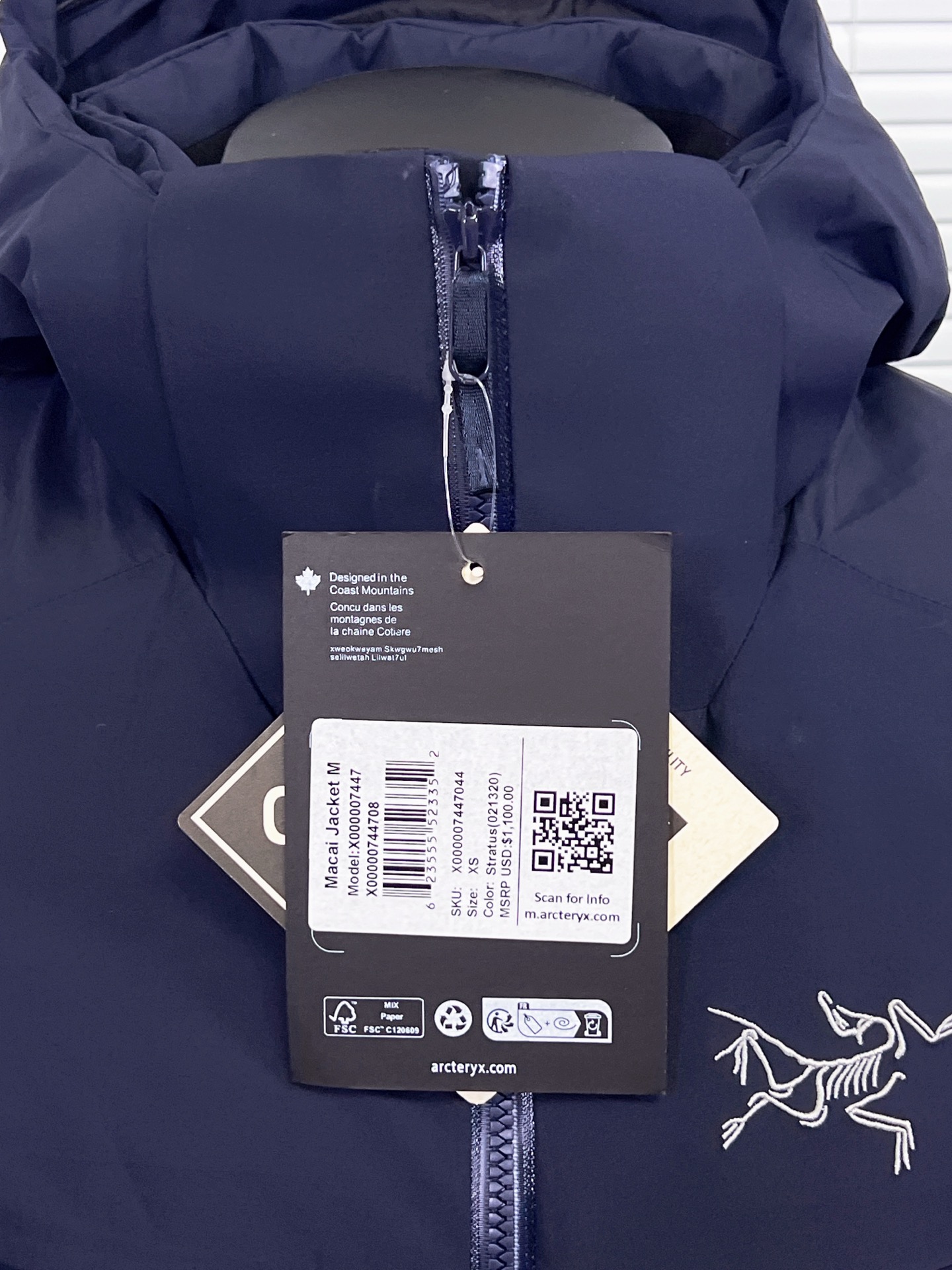 工厂放货💰450/500
始祖鸟 买菜Macai Jacket 羽绒服 滑雪服
始祖鸟加天花板级高端羽绒服 Macai Jacket（俗称“大买菜”）。滑雪服届的NO.1 ！超级重工的一款机能羽绒服！
1️⃣衣服面料采用 Gore-tex，除了具备准专业户外服饰的防水功能外，透气性、耐磨性、防风性极佳。
2️⃣主要部分和袖子90白鹅绒填充，帽子和腋下部分采用始祖鸟独家的CoreLoft@技术制造而成的填充物（大名鼎鼎的C棉），更轻更保暖，实现保暖而不闷汗。
3️⃣ 拉链部分，采用了无缝防水压胶处理和防水拉链，使其能有效地对进行高寒高海拔大运动量运动的人员进行保护。
4️⃣细节方面，帽子可拆卸，自由切换。袖口可调节，雪裙可拆卸，完美兼具了滑雪和通勤的功能性和轻便性。

颜色：幻影紫，破晓蓝，箱车绿，粉色，黑色，隐秘灰，深蓝色
尺码：S-XXL