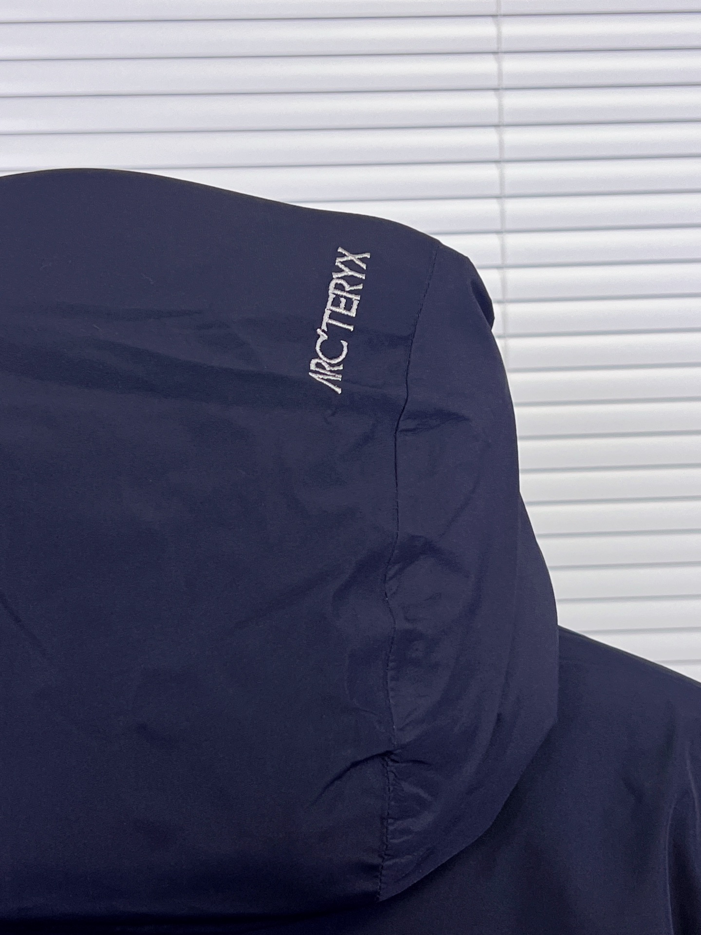 工厂放货💰450/500
始祖鸟 买菜Macai Jacket 羽绒服 滑雪服
始祖鸟加天花板级高端羽绒服 Macai Jacket（俗称“大买菜”）。滑雪服届的NO.1 ！超级重工的一款机能羽绒服！
1️⃣衣服面料采用 Gore-tex，除了具备准专业户外服饰的防水功能外，透气性、耐磨性、防风性极佳。
2️⃣主要部分和袖子90白鹅绒填充，帽子和腋下部分采用始祖鸟独家的CoreLoft@技术制造而成的填充物（大名鼎鼎的C棉），更轻更保暖，实现保暖而不闷汗。
3️⃣ 拉链部分，采用了无缝防水压胶处理和防水拉链，使其能有效地对进行高寒高海拔大运动量运动的人员进行保护。
4️⃣细节方面，帽子可拆卸，自由切换。袖口可调节，雪裙可拆卸，完美兼具了滑雪和通勤的功能性和轻便性。

颜色：幻影紫，破晓蓝，箱车绿，粉色，黑色，隐秘灰，深蓝色
尺码：S-XXL