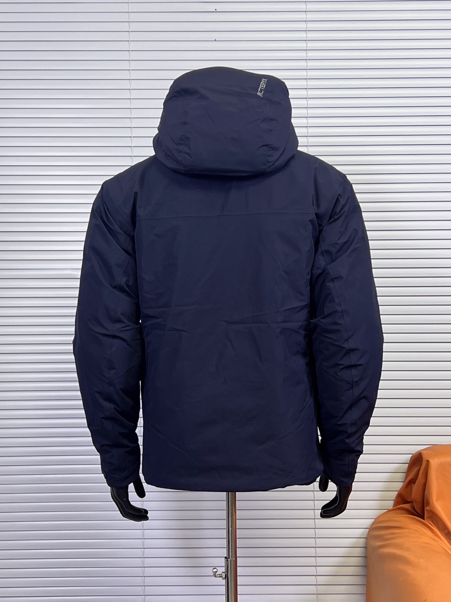 工厂放货💰450/500
始祖鸟 买菜Macai Jacket 羽绒服 滑雪服
始祖鸟加天花板级高端羽绒服 Macai Jacket（俗称“大买菜”）。滑雪服届的NO.1 ！超级重工的一款机能羽绒服！
1️⃣衣服面料采用 Gore-tex，除了具备准专业户外服饰的防水功能外，透气性、耐磨性、防风性极佳。
2️⃣主要部分和袖子90白鹅绒填充，帽子和腋下部分采用始祖鸟独家的CoreLoft@技术制造而成的填充物（大名鼎鼎的C棉），更轻更保暖，实现保暖而不闷汗。
3️⃣ 拉链部分，采用了无缝防水压胶处理和防水拉链，使其能有效地对进行高寒高海拔大运动量运动的人员进行保护。
4️⃣细节方面，帽子可拆卸，自由切换。袖口可调节，雪裙可拆卸，完美兼具了滑雪和通勤的功能性和轻便性。

颜色：幻影紫，破晓蓝，箱车绿，粉色，黑色，隐秘灰，深蓝色
尺码：S-XXL