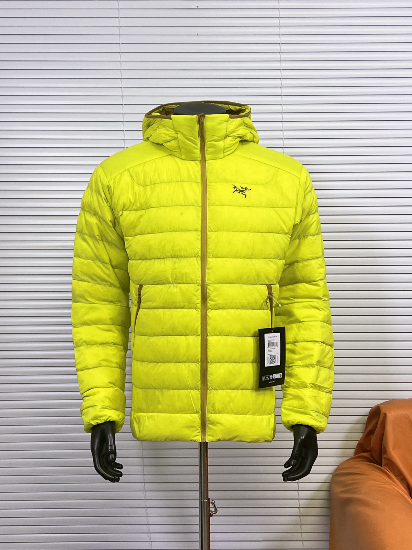 工厂放货💰480
ARC‘TERYX/始祖鸟90鹅绒羽绒服 Cerium Vest排骨系列休闲拉链连帽鹅绒羽绒服

整件羽绒服采用超轻量的面料和填充
可以轻松卷缩成自身的一个口袋中
形成一个非常小的收纳包

整件羽绒服采用超轻量的面料和填充，可以轻松卷缩成自身的一个口袋中，形成一个非常小的收纳包。
•收纳后体积仅比一个可乐罐稍大，重量极轻（约250-300克，取决于尺码），几乎不占任何背包空间，非常适合作为应急保暖层随身携带
颜色：烟灰绿，破晓蓝，宝石蓝，铜砂黄，黑色
尺码：S-XXL