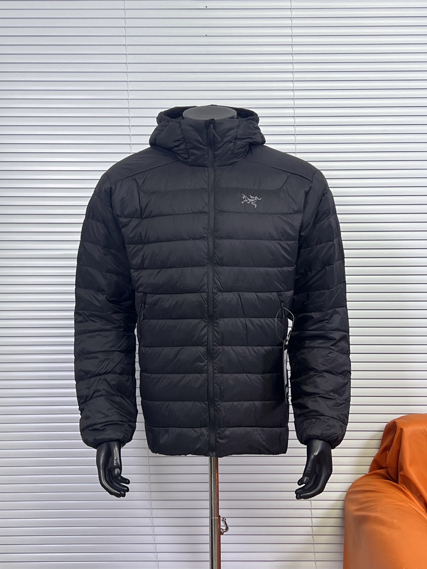 工厂放货💰480
ARC‘TERYX/始祖鸟90鹅绒羽绒服 Cerium Vest排骨系列休闲拉链连帽鹅绒羽绒服

整件羽绒服采用超轻量的面料和填充
可以轻松卷缩成自身的一个口袋中
形成一个非常小的收纳包

整件羽绒服采用超轻量的面料和填充，可以轻松卷缩成自身的一个口袋中，形成一个非常小的收纳包。
•收纳后体积仅比一个可乐罐稍大，重量极轻（约250-300克，取决于尺码），几乎不占任何背包空间，非常适合作为应急保暖层随身携带
颜色：烟灰绿，破晓蓝，宝石蓝，铜砂黄，黑色
尺码：S-XXL