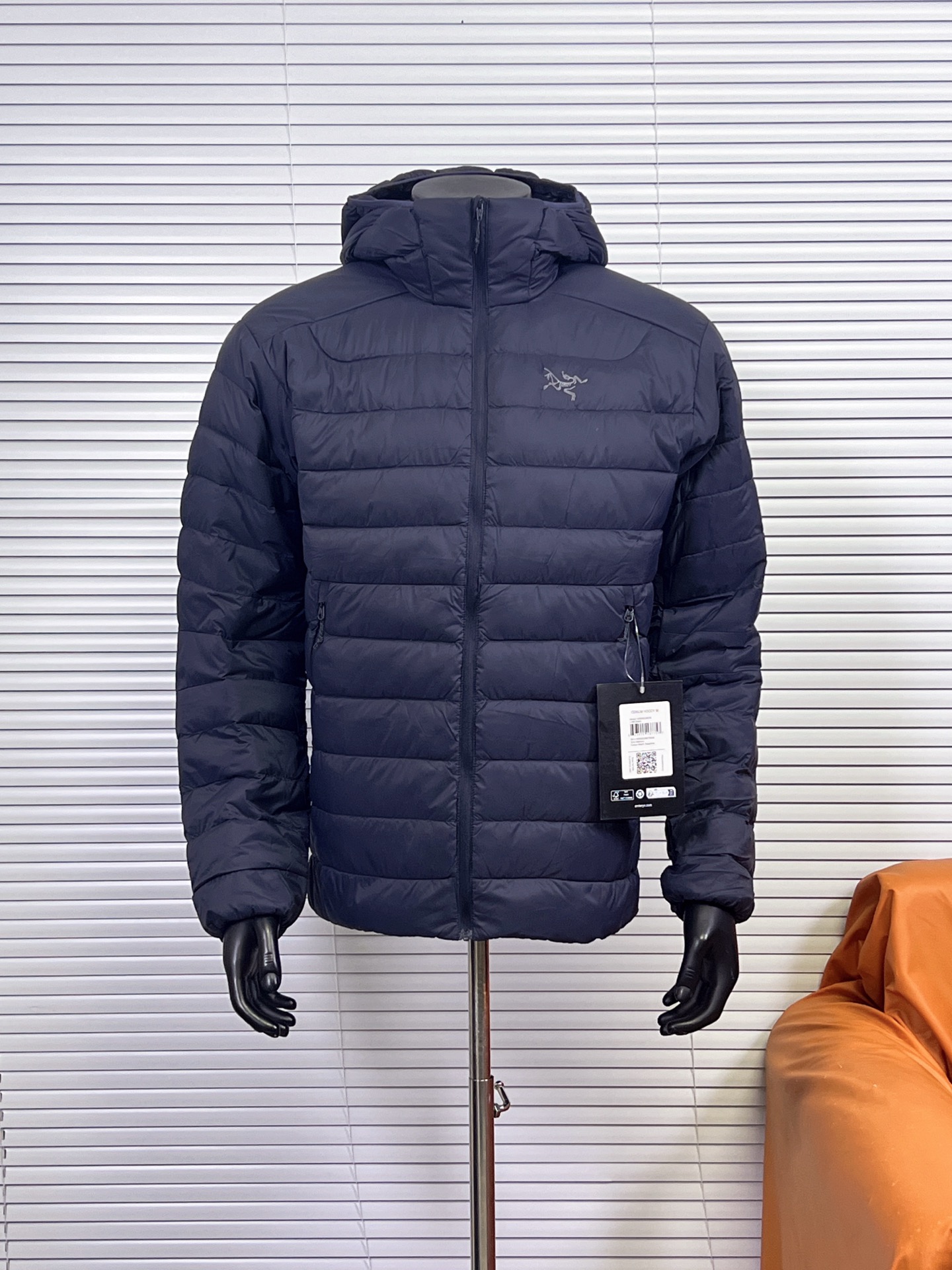 工厂放货💰480
ARC‘TERYX/始祖鸟90鹅绒羽绒服 Cerium Vest排骨系列休闲拉链连帽鹅绒羽绒服

整件羽绒服采用超轻量的面料和填充
可以轻松卷缩成自身的一个口袋中
形成一个非常小的收纳包

整件羽绒服采用超轻量的面料和填充，可以轻松卷缩成自身的一个口袋中，形成一个非常小的收纳包。
•收纳后体积仅比一个可乐罐稍大，重量极轻（约250-300克，取决于尺码），几乎不占任何背包空间，非常适合作为应急保暖层随身携带
颜色：烟灰绿，破晓蓝，宝石蓝，铜砂黄，黑色
尺码：S-XXL