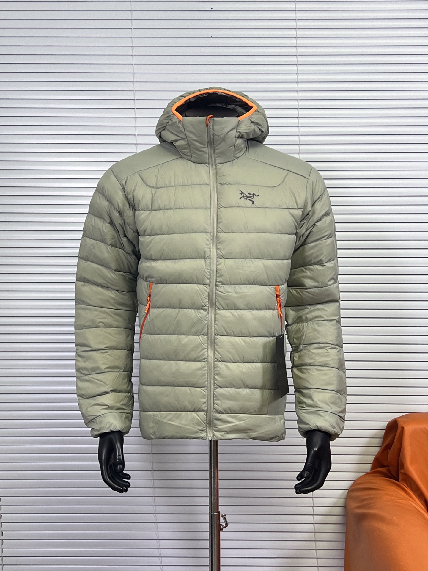 工厂放货💰480
ARC‘TERYX/始祖鸟90鹅绒羽绒服 Cerium Vest排骨系列休闲拉链连帽鹅绒羽绒服

整件羽绒服采用超轻量的面料和填充
可以轻松卷缩成自身的一个口袋中
形成一个非常小的收纳包

整件羽绒服采用超轻量的面料和填充，可以轻松卷缩成自身的一个口袋中，形成一个非常小的收纳包。
•收纳后体积仅比一个可乐罐稍大，重量极轻（约250-300克，取决于尺码），几乎不占任何背包空间，非常适合作为应急保暖层随身携带
颜色：烟灰绿，破晓蓝，宝石蓝，铜砂黄，黑色
尺码：S-XXL