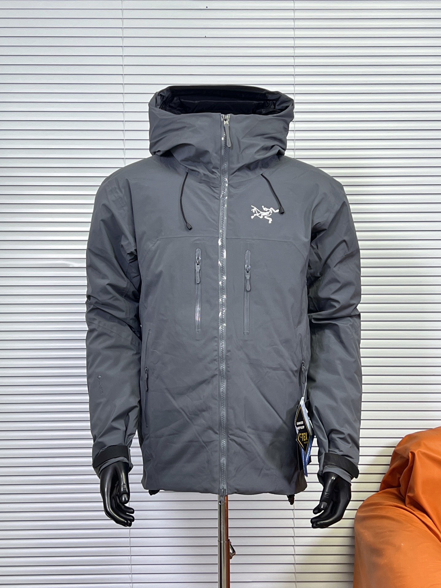 工厂 Arcteryx 始祖鸟Beta Down羽绒服 鸟家唯一一款能和macai媲美的羽绒服就好像在变戏法把BETA LT+Cerium LT缝到一起了这种戏法应该还是有点挑战 不得不佩服鸟的工艺,准确地来说是鸟在23AW推陈出新的门面担当,凭借Beta系列敦实的基础,难以企及的850蓬松度灰鹅绒+NP40P-X 2L GORE-TEX和内衬Coreloft Continuous80综合素质尤为过硬.再加上Arato 20和腋下拉链的搭配以及StormHood 可调节帽檐, 蓬松度850和充绒量125.87g都超过 macai,重量更是轻仅为760g,腋下有拉链,休闲通勤适应性更优. 上身很轻薄但保暖性又是独一档,即使是在种类繁多的ARC’TERYX各系列之中这样的配置和全面体验感也称得上天衣无缝 颜色:暖石灰,石墨灰,黑色