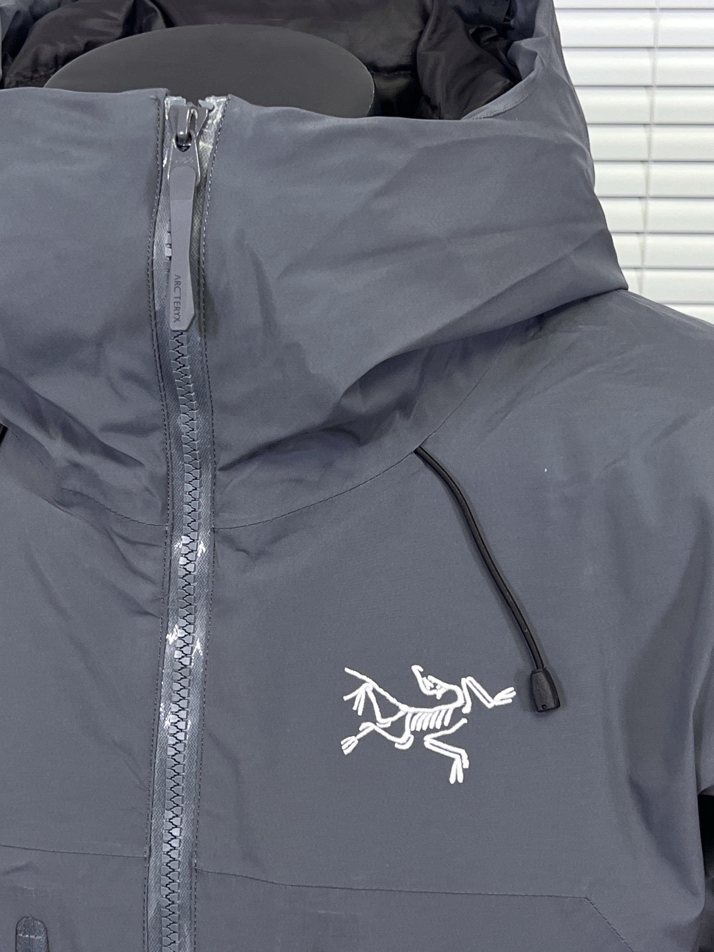 工厂 Arcteryx 始祖鸟Beta Down羽绒服 鸟家唯一一款能和macai媲美的羽绒服就好像在变戏法把BETA LT+Cerium LT缝到一起了这种戏法应该还是有点挑战 不得不佩服鸟的工艺,准确地来说是鸟在23AW推陈出新的门面担当,凭借Beta系列敦实的基础,难以企及的850蓬松度灰鹅绒+NP40P-X 2L GORE-TEX和内衬Coreloft Continuous80综合素质尤为过硬.再加上Arato 20和腋下拉链的搭配以及StormHood 可调节帽檐, 蓬松度850和充绒量125.87g都超过 macai,重量更是轻仅为760g,腋下有拉链,休闲通勤适应性更优. 上身很轻薄但保暖性又是独一档,即使是在种类繁多的ARC’TERYX各系列之中这样的配置和全面体验感也称得上天衣无缝 颜色:暖石灰,石墨灰,黑色