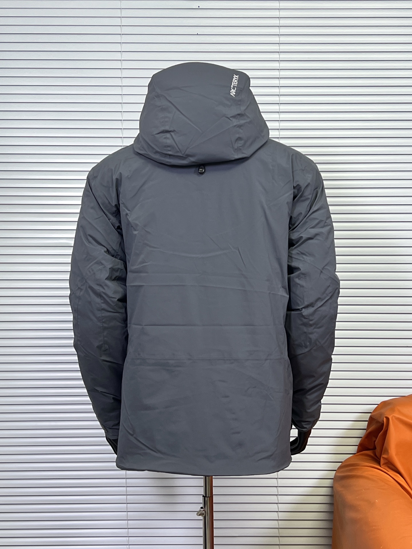 工厂 Arcteryx 始祖鸟Beta Down羽绒服 鸟家唯一一款能和macai媲美的羽绒服就好像在变戏法把BETA LT+Cerium LT缝到一起了这种戏法应该还是有点挑战 不得不佩服鸟的工艺,准确地来说是鸟在23AW推陈出新的门面担当,凭借Beta系列敦实的基础,难以企及的850蓬松度灰鹅绒+NP40P-X 2L GORE-TEX和内衬Coreloft Continuous80综合素质尤为过硬.再加上Arato 20和腋下拉链的搭配以及StormHood 可调节帽檐, 蓬松度850和充绒量125.87g都超过 macai,重量更是轻仅为760g,腋下有拉链,休闲通勤适应性更优. 上身很轻薄但保暖性又是独一档,即使是在种类繁多的ARC’TERYX各系列之中这样的配置和全面体验感也称得上天衣无缝 颜色:暖石灰,石墨灰,黑色