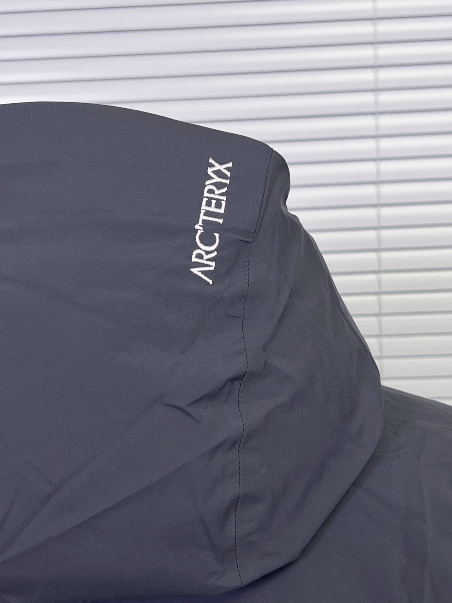 工厂 Arcteryx 始祖鸟Beta Down羽绒服 鸟家唯一一款能和macai媲美的羽绒服就好像在变戏法把BETA LT+Cerium LT缝到一起了这种戏法应该还是有点挑战 不得不佩服鸟的工艺,准确地来说是鸟在23AW推陈出新的门面担当,凭借Beta系列敦实的基础,难以企及的850蓬松度灰鹅绒+NP40P-X 2L GORE-TEX和内衬Coreloft Continuous80综合素质尤为过硬.再加上Arato 20和腋下拉链的搭配以及StormHood 可调节帽檐, 蓬松度850和充绒量125.87g都超过 macai,重量更是轻仅为760g,腋下有拉链,休闲通勤适应性更优. 上身很轻薄但保暖性又是独一档,即使是在种类繁多的ARC’TERYX各系列之中这样的配置和全面体验感也称得上天衣无缝 颜色:暖石灰,石墨灰,黑色