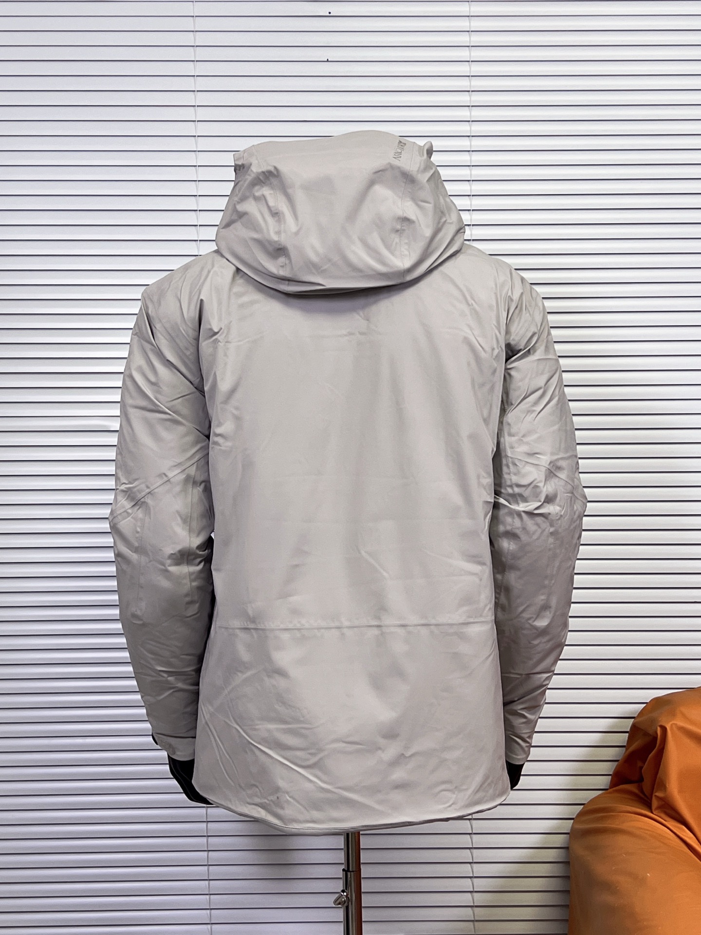 工厂 Arcteryx 始祖鸟Beta Down羽绒服 鸟家唯一一款能和macai媲美的羽绒服就好像在变戏法把BETA LT+Cerium LT缝到一起了这种戏法应该还是有点挑战 不得不佩服鸟的工艺,准确地来说是鸟在23AW推陈出新的门面担当,凭借Beta系列敦实的基础,难以企及的850蓬松度灰鹅绒+NP40P-X 2L GORE-TEX和内衬Coreloft Continuous80综合素质尤为过硬.再加上Arato 20和腋下拉链的搭配以及StormHood 可调节帽檐, 蓬松度850和充绒量125.87g都超过 macai,重量更是轻仅为760g,腋下有拉链,休闲通勤适应性更优. 上身很轻薄但保暖性又是独一档,即使是在种类繁多的ARC’TERYX各系列之中这样的配置和全面体验感也称得上天衣无缝 颜色:暖石灰,石墨灰,黑色
