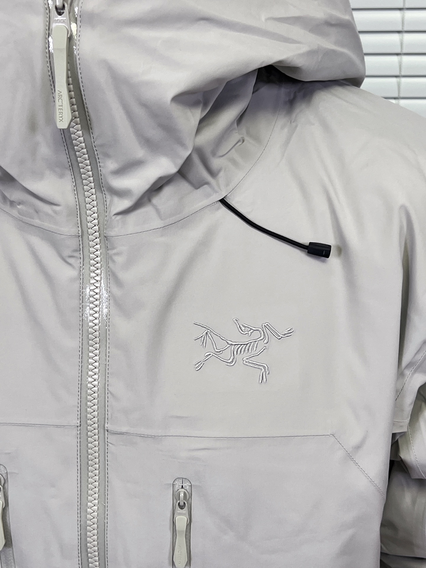 工厂 Arcteryx 始祖鸟Beta Down羽绒服 鸟家唯一一款能和macai媲美的羽绒服就好像在变戏法把BETA LT+Cerium LT缝到一起了这种戏法应该还是有点挑战 不得不佩服鸟的工艺,准确地来说是鸟在23AW推陈出新的门面担当,凭借Beta系列敦实的基础,难以企及的850蓬松度灰鹅绒+NP40P-X 2L GORE-TEX和内衬Coreloft Continuous80综合素质尤为过硬.再加上Arato 20和腋下拉链的搭配以及StormHood 可调节帽檐, 蓬松度850和充绒量125.87g都超过 macai,重量更是轻仅为760g,腋下有拉链,休闲通勤适应性更优. 上身很轻薄但保暖性又是独一档,即使是在种类繁多的ARC’TERYX各系列之中这样的配置和全面体验感也称得上天衣无缝 颜色:暖石灰,石墨灰,黑色
