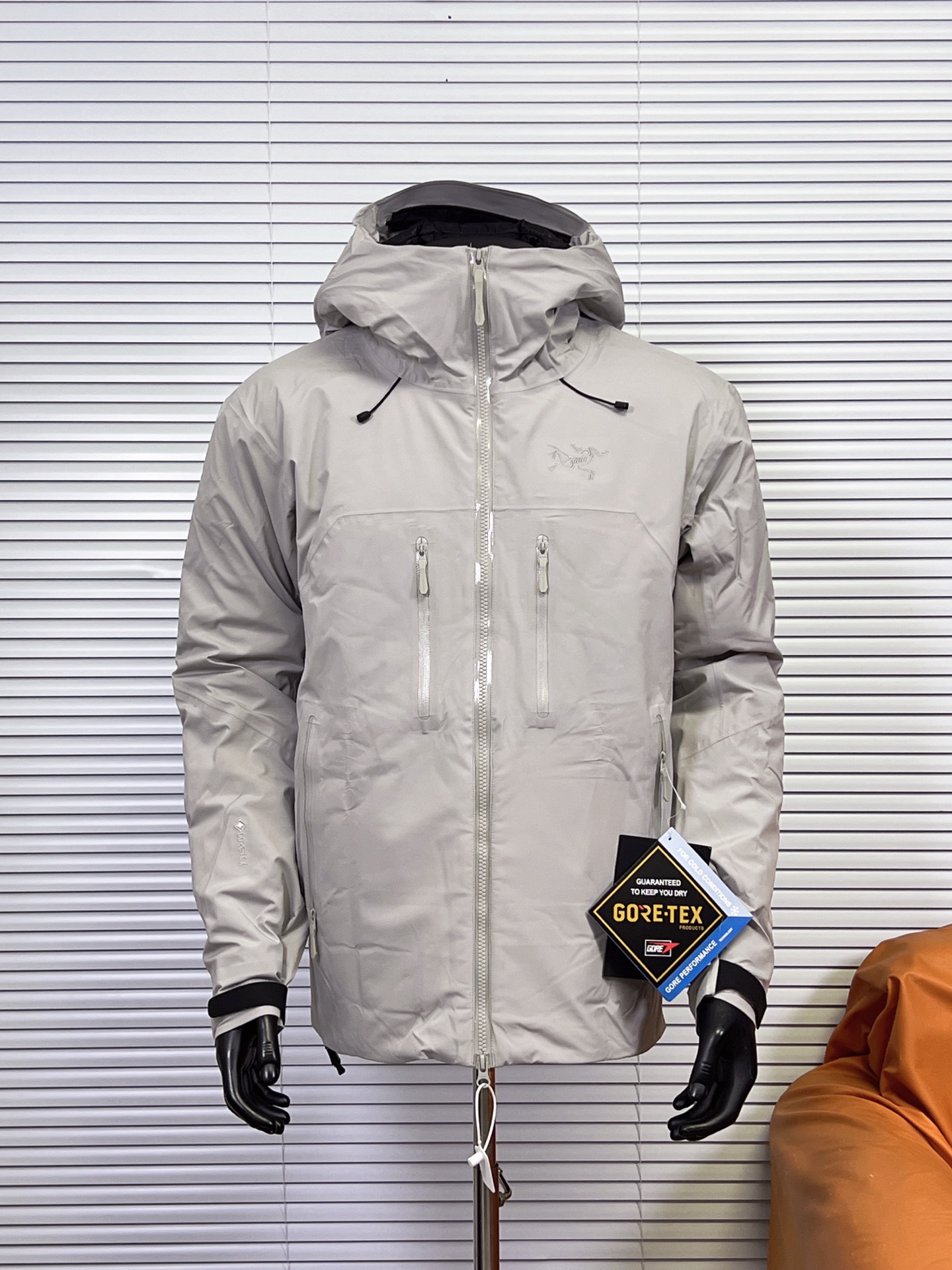 工厂 Arcteryx 始祖鸟Beta Down羽绒服 鸟家唯一一款能和macai媲美的羽绒服就好像在变戏法把BETA LT+Cerium LT缝到一起了这种戏法应该还是有点挑战 不得不佩服鸟的工艺,准确地来说是鸟在23AW推陈出新的门面担当,凭借Beta系列敦实的基础,难以企及的850蓬松度灰鹅绒+NP40P-X 2L GORE-TEX和内衬Coreloft Continuous80综合素质尤为过硬.再加上Arato 20和腋下拉链的搭配以及StormHood 可调节帽檐, 蓬松度850和充绒量125.87g都超过 macai,重量更是轻仅为760g,腋下有拉链,休闲通勤适应性更优. 上身很轻薄但保暖性又是独一档,即使是在种类繁多的ARC’TERYX各系列之中这样的配置和全面体验感也称得上天衣无缝 颜色:暖石灰,石墨灰,黑色