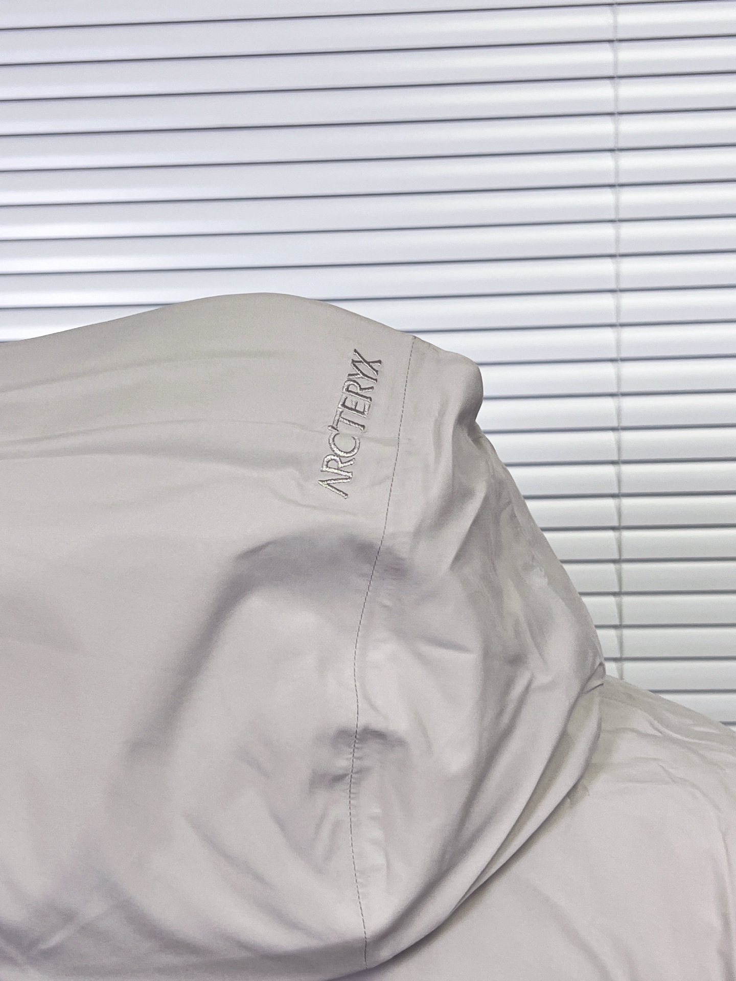 工厂 Arcteryx 始祖鸟Beta Down羽绒服 鸟家唯一一款能和macai媲美的羽绒服就好像在变戏法把BETA LT+Cerium LT缝到一起了这种戏法应该还是有点挑战 不得不佩服鸟的工艺,准确地来说是鸟在23AW推陈出新的门面担当,凭借Beta系列敦实的基础,难以企及的850蓬松度灰鹅绒+NP40P-X 2L GORE-TEX和内衬Coreloft Continuous80综合素质尤为过硬.再加上Arato 20和腋下拉链的搭配以及StormHood 可调节帽檐, 蓬松度850和充绒量125.87g都超过 macai,重量更是轻仅为760g,腋下有拉链,休闲通勤适应性更优. 上身很轻薄但保暖性又是独一档,即使是在种类繁多的ARC’TERYX各系列之中这样的配置和全面体验感也称得上天衣无缝 颜色:暖石灰,石墨灰,黑色