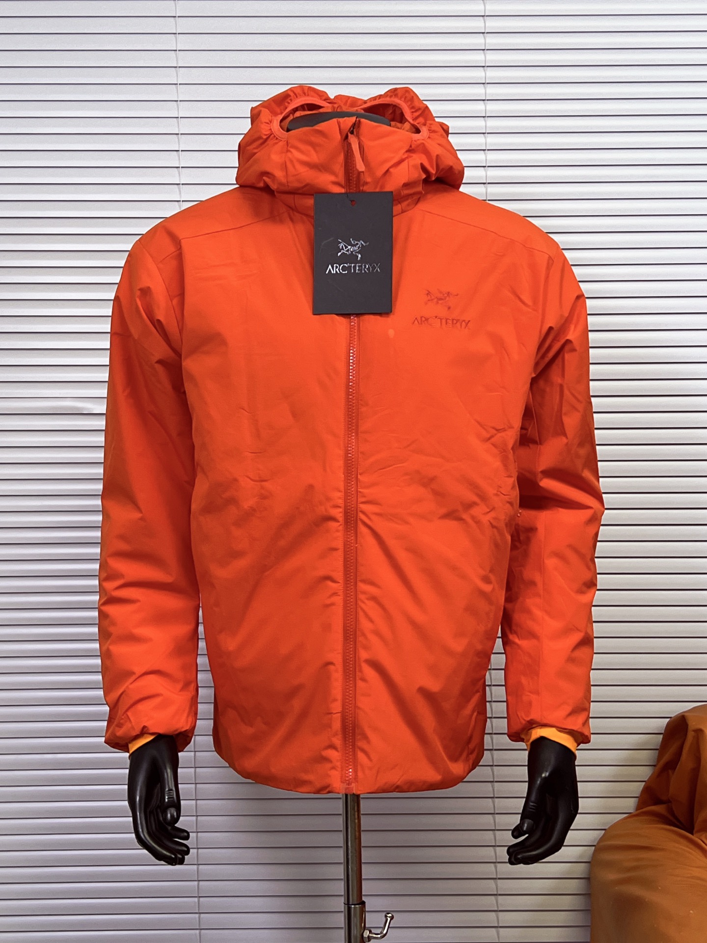 工厂放货💰220
（市场最全22色）Arcteryx始祖鸟阿童木1.0棉服 Atom AR Hoody 刺绣Logo户外耐磨轻量防水防风保暖连帽夹克棉服外套

这款Atom棉服在被打湿后仍可锁温保暖，多次打包和拆包后仍可保持性能！面料透气、耐用，富有弹性的侧面嵌料贴合身形，
柔软灵活，保暖的StormHood™风帽更添暖意！
基本信息	全部性能！

用途:攀岩,高山攀登	，防湿表层面料，透气,轻量！	可压缩打包，保暖,防风！
裁切:修身款式！
修身剪裁，适合作为内衣的！
面料:Tyono™20d防撕裂机织物	或轻薄的中间层穿着！
聚酯纤维/氨纶;锦纶;拼布:弹力抓绒布·拼接手肘，腋下插角布里料:20d锦纶填充物:60gsm聚酯纤维;·弹力针织袖口
·两个隐形拉链口袋,内侧拉链胸袋
·No Slip Zip™主拉链，定制TPU拉链头
·简洁可调的棉羽StormHood™兜帽设有有型的窄帽沿
,两个下摆调节扣

【颜色】：群青蓝，星际紫，破晓蓝，隐秘灰，幻银紫，暖阳橙，荧光绿，深蓝色，黑金色，浅绿色，玫红色，灰白色，风暴紫，石墨灰，埃及橙，深粉色，淘砂棕，水洗蓝，幽雾绿，黑银色，浩瀚紫，贝母粉
【尺码】：S-XXL