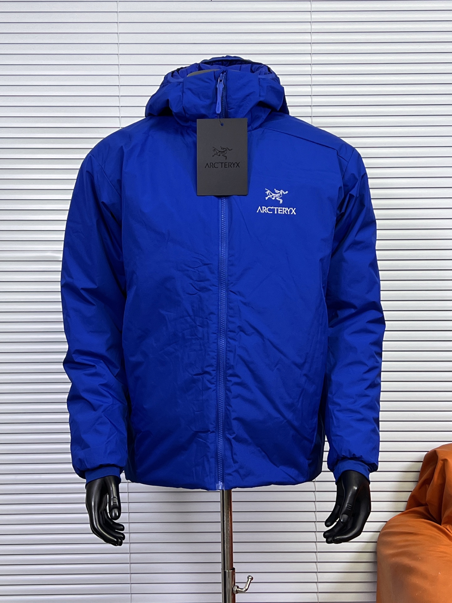 工厂放货💰220
(市场最全22色)Arcteryx始祖鸟阿童木1.0棉服 Atom AR Hoody 刺绣Logo户外耐磨轻量防水防风保暖连帽夹克棉服外套
这款Atom棉服在被打湿后仍可锁温保暖,多次打包和拆包后仍可保持性能!面料透气、耐用,富有弹性的侧面嵌料贴合身形,
柔软灵活,保暖的StormHood™风帽更添暖意!
基本信息 全部性能!
用途:攀岩,高山攀登 ,防湿表层面料,透气,轻量! 可压缩打包,保暖,防风!
裁切:修身款式!
修身剪裁,适合作为内衣的!
面料:Tyono™20d防撕裂机织物 或轻薄的中间层穿着!
聚酯纤维/氨纶;锦纶;拼布:弹力抓绒布·拼接手肘,腋下插角布里料:20d锦纶填充物:60gsm聚酯纤维;·弹力针织袖口
·两个隐形拉链口袋,内侧拉链胸袋
·No Slip Zip™主拉链,定制TPU拉链头
·简洁可调的棉羽StormHood™兜帽设有有型的窄帽沿
,两个下摆调节扣
【颜色】:群青蓝,星际紫,破晓蓝,隐秘灰,幻银紫,暖阳橙,荧光绿,深蓝色,黑金色,浅绿色,玫红色,灰白色,风暴紫,石墨灰,埃及橙,深粉色,淘砂棕,水洗蓝,幽雾绿,黑银色,浩瀚紫,贝母粉
【尺码】:S-XXL