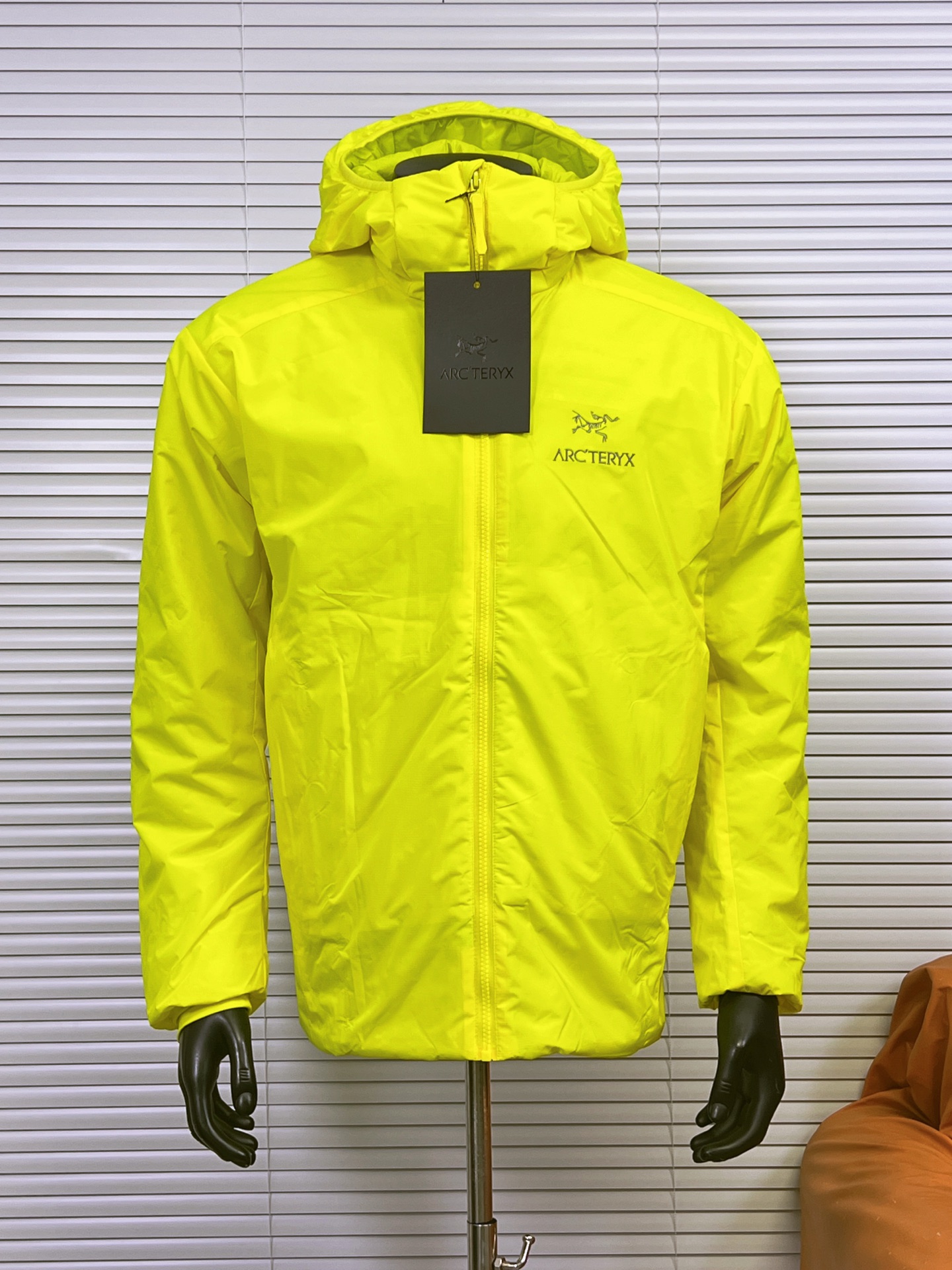 工厂放货💰220
(市场最全22色)Arcteryx始祖鸟阿童木1.0棉服 Atom AR Hoody 刺绣Logo户外耐磨轻量防水防风保暖连帽夹克棉服外套
这款Atom棉服在被打湿后仍可锁温保暖,多次打包和拆包后仍可保持性能!面料透气、耐用,富有弹性的侧面嵌料贴合身形,
柔软灵活,保暖的StormHood™风帽更添暖意!
基本信息 全部性能!
用途:攀岩,高山攀登 ,防湿表层面料,透气,轻量! 可压缩打包,保暖,防风!
裁切:修身款式!
修身剪裁,适合作为内衣的!
面料:Tyono™20d防撕裂机织物 或轻薄的中间层穿着!
聚酯纤维/氨纶;锦纶;拼布:弹力抓绒布·拼接手肘,腋下插角布里料:20d锦纶填充物:60gsm聚酯纤维;·弹力针织袖口
·两个隐形拉链口袋,内侧拉链胸袋
·No Slip Zip™主拉链,定制TPU拉链头
·简洁可调的棉羽StormHood™兜帽设有有型的窄帽沿
,两个下摆调节扣
【颜色】:群青蓝,星际紫,破晓蓝,隐秘灰,幻银紫,暖阳橙,荧光绿,深蓝色,黑金色,浅绿色,玫红色,灰白色,风暴紫,石墨灰,埃及橙,深粉色,淘砂棕,水洗蓝,幽雾绿,黑银色,浩瀚紫,贝母粉
【尺码】:S-XXL