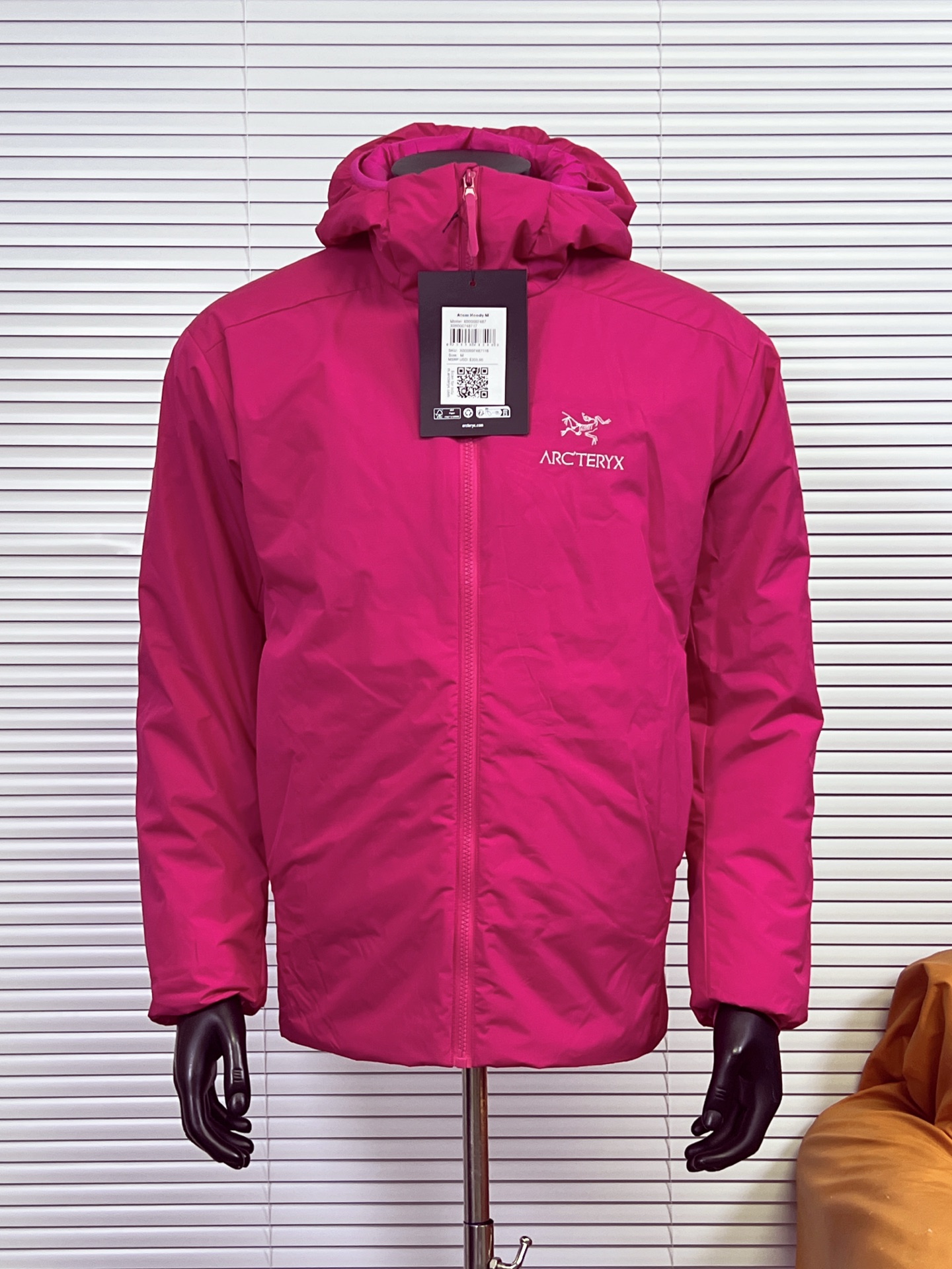 工厂放货💰220
(市场最全22色)Arcteryx始祖鸟阿童木1.0棉服 Atom AR Hoody 刺绣Logo户外耐磨轻量防水防风保暖连帽夹克棉服外套
这款Atom棉服在被打湿后仍可锁温保暖,多次打包和拆包后仍可保持性能!面料透气、耐用,富有弹性的侧面嵌料贴合身形,
柔软灵活,保暖的StormHood™风帽更添暖意!
基本信息 全部性能!
用途:攀岩,高山攀登 ,防湿表层面料,透气,轻量! 可压缩打包,保暖,防风!
裁切:修身款式!
修身剪裁,适合作为内衣的!
面料:Tyono™20d防撕裂机织物 或轻薄的中间层穿着!
聚酯纤维/氨纶;锦纶;拼布:弹力抓绒布·拼接手肘,腋下插角布里料:20d锦纶填充物:60gsm聚酯纤维;·弹力针织袖口
·两个隐形拉链口袋,内侧拉链胸袋
·No Slip Zip™主拉链,定制TPU拉链头
·简洁可调的棉羽StormHood™兜帽设有有型的窄帽沿
,两个下摆调节扣
【颜色】:群青蓝,星际紫,破晓蓝,隐秘灰,幻银紫,暖阳橙,荧光绿,深蓝色,黑金色,浅绿色,玫红色,灰白色,风暴紫,石墨灰,埃及橙,深粉色,淘砂棕,水洗蓝,幽雾绿,黑银色,浩瀚紫,贝母粉
【尺码】:S-XXL