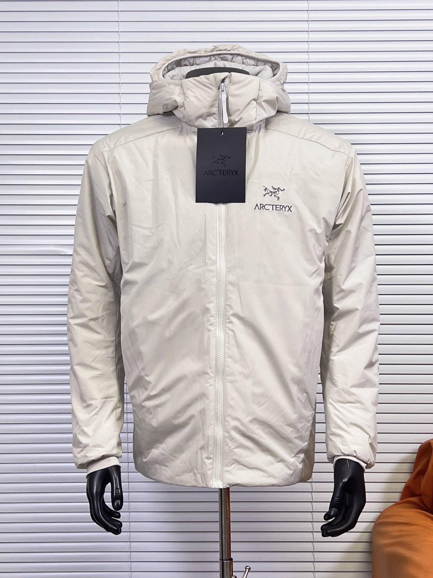 工厂放货💰220
(市场最全22色)Arcteryx始祖鸟阿童木1.0棉服 Atom AR Hoody 刺绣Logo户外耐磨轻量防水防风保暖连帽夹克棉服外套
这款Atom棉服在被打湿后仍可锁温保暖,多次打包和拆包后仍可保持性能!面料透气、耐用,富有弹性的侧面嵌料贴合身形,
柔软灵活,保暖的StormHood™风帽更添暖意!
基本信息 全部性能!
用途:攀岩,高山攀登 ,防湿表层面料,透气,轻量! 可压缩打包,保暖,防风!
裁切:修身款式!
修身剪裁,适合作为内衣的!
面料:Tyono™20d防撕裂机织物 或轻薄的中间层穿着!
聚酯纤维/氨纶;锦纶;拼布:弹力抓绒布·拼接手肘,腋下插角布里料:20d锦纶填充物:60gsm聚酯纤维;·弹力针织袖口
·两个隐形拉链口袋,内侧拉链胸袋
·No Slip Zip™主拉链,定制TPU拉链头
·简洁可调的棉羽StormHood™兜帽设有有型的窄帽沿
,两个下摆调节扣
【颜色】:群青蓝,星际紫,破晓蓝,隐秘灰,幻银紫,暖阳橙,荧光绿,深蓝色,黑金色,浅绿色,玫红色,灰白色,风暴紫,石墨灰,埃及橙,深粉色,淘砂棕,水洗蓝,幽雾绿,黑银色,浩瀚紫,贝母粉
【尺码】:S-XXL