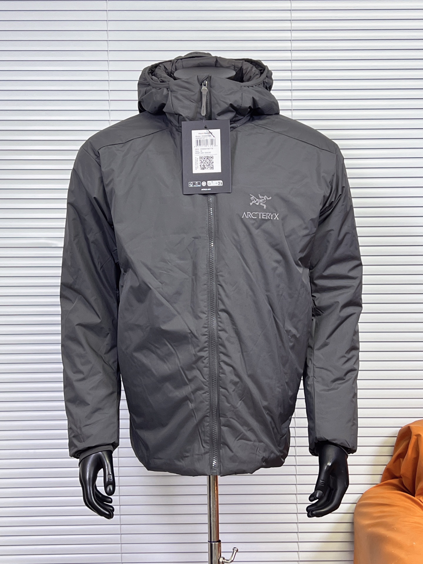 工厂放货💰220
(市场最全22色)Arcteryx始祖鸟阿童木1.0棉服 Atom AR Hoody 刺绣Logo户外耐磨轻量防水防风保暖连帽夹克棉服外套
这款Atom棉服在被打湿后仍可锁温保暖,多次打包和拆包后仍可保持性能!面料透气、耐用,富有弹性的侧面嵌料贴合身形,
柔软灵活,保暖的StormHood™风帽更添暖意!
基本信息 全部性能!
用途:攀岩,高山攀登 ,防湿表层面料,透气,轻量! 可压缩打包,保暖,防风!
裁切:修身款式!
修身剪裁,适合作为内衣的!
面料:Tyono™20d防撕裂机织物 或轻薄的中间层穿着!
聚酯纤维/氨纶;锦纶;拼布:弹力抓绒布·拼接手肘,腋下插角布里料:20d锦纶填充物:60gsm聚酯纤维;·弹力针织袖口
·两个隐形拉链口袋,内侧拉链胸袋
·No Slip Zip™主拉链,定制TPU拉链头
·简洁可调的棉羽StormHood™兜帽设有有型的窄帽沿
,两个下摆调节扣
【颜色】:群青蓝,星际紫,破晓蓝,隐秘灰,幻银紫,暖阳橙,荧光绿,深蓝色,黑金色,浅绿色,玫红色,灰白色,风暴紫,石墨灰,埃及橙,深粉色,淘砂棕,水洗蓝,幽雾绿,黑银色,浩瀚紫,贝母粉
【尺码】:S-XXL