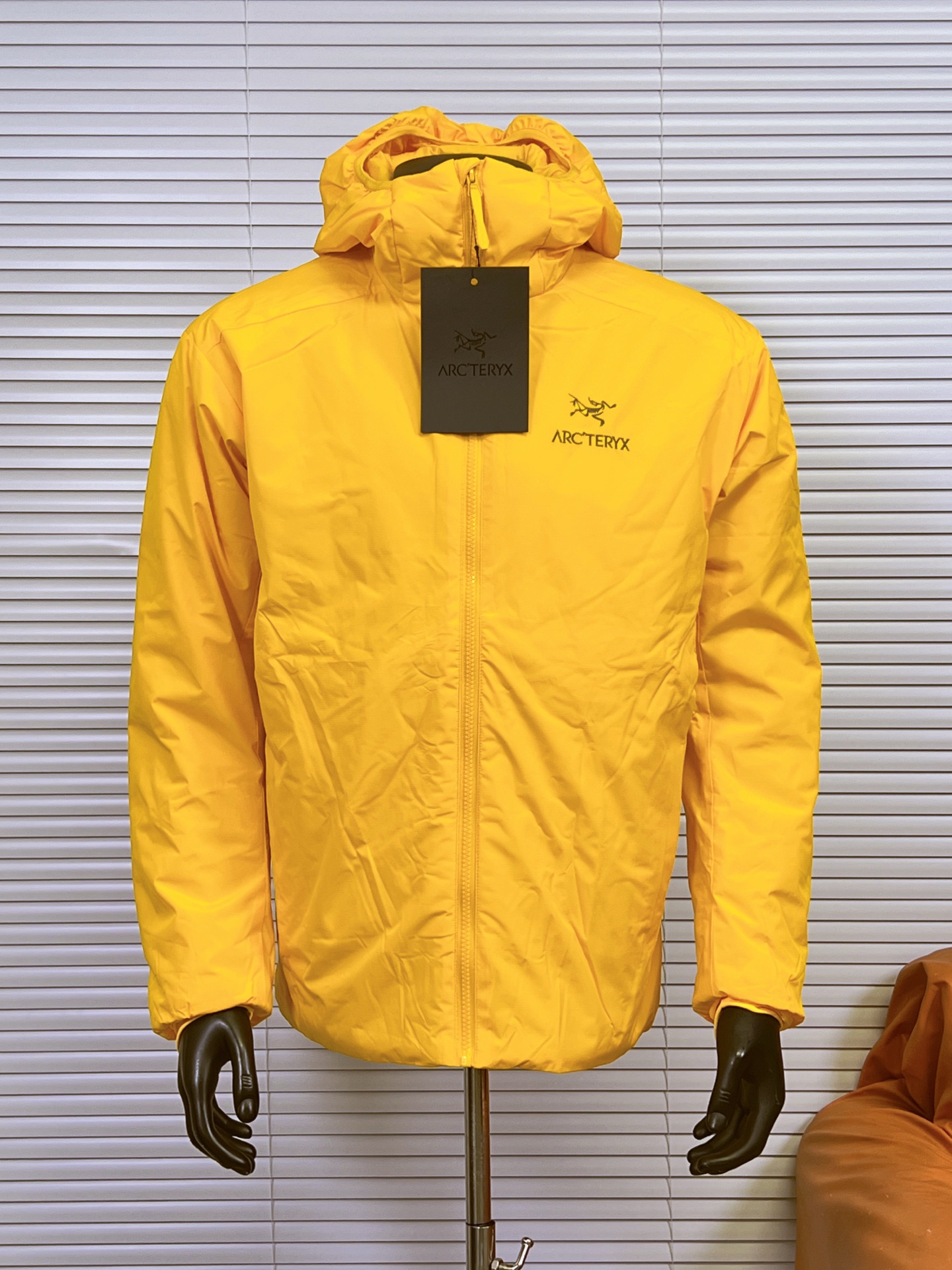 工厂放货💰220
（市场最全22色）Arcteryx始祖鸟阿童木1.0棉服 Atom AR Hoody 刺绣Logo户外耐磨轻量防水防风保暖连帽夹克棉服外套

这款Atom棉服在被打湿后仍可锁温保暖，多次打包和拆包后仍可保持性能！面料透气、耐用，富有弹性的侧面嵌料贴合身形，
柔软灵活，保暖的StormHood™风帽更添暖意！
基本信息	全部性能！

用途:攀岩,高山攀登	，防湿表层面料，透气,轻量！	可压缩打包，保暖,防风！
裁切:修身款式！
修身剪裁，适合作为内衣的！
面料:Tyono™20d防撕裂机织物	或轻薄的中间层穿着！
聚酯纤维/氨纶;锦纶;拼布:弹力抓绒布·拼接手肘，腋下插角布里料:20d锦纶填充物:60gsm聚酯纤维;·弹力针织袖口
·两个隐形拉链口袋,内侧拉链胸袋
·No Slip Zip™主拉链，定制TPU拉链头
·简洁可调的棉羽StormHood™兜帽设有有型的窄帽沿
,两个下摆调节扣

【颜色】：群青蓝，星际紫，破晓蓝，隐秘灰，幻银紫，暖阳橙，荧光绿，深蓝色，黑金色，浅绿色，玫红色，灰白色，风暴紫，石墨灰，埃及橙，深粉色，淘砂棕，水洗蓝，幽雾绿，黑银色，浩瀚紫，贝母粉
【尺码】：S-XXL