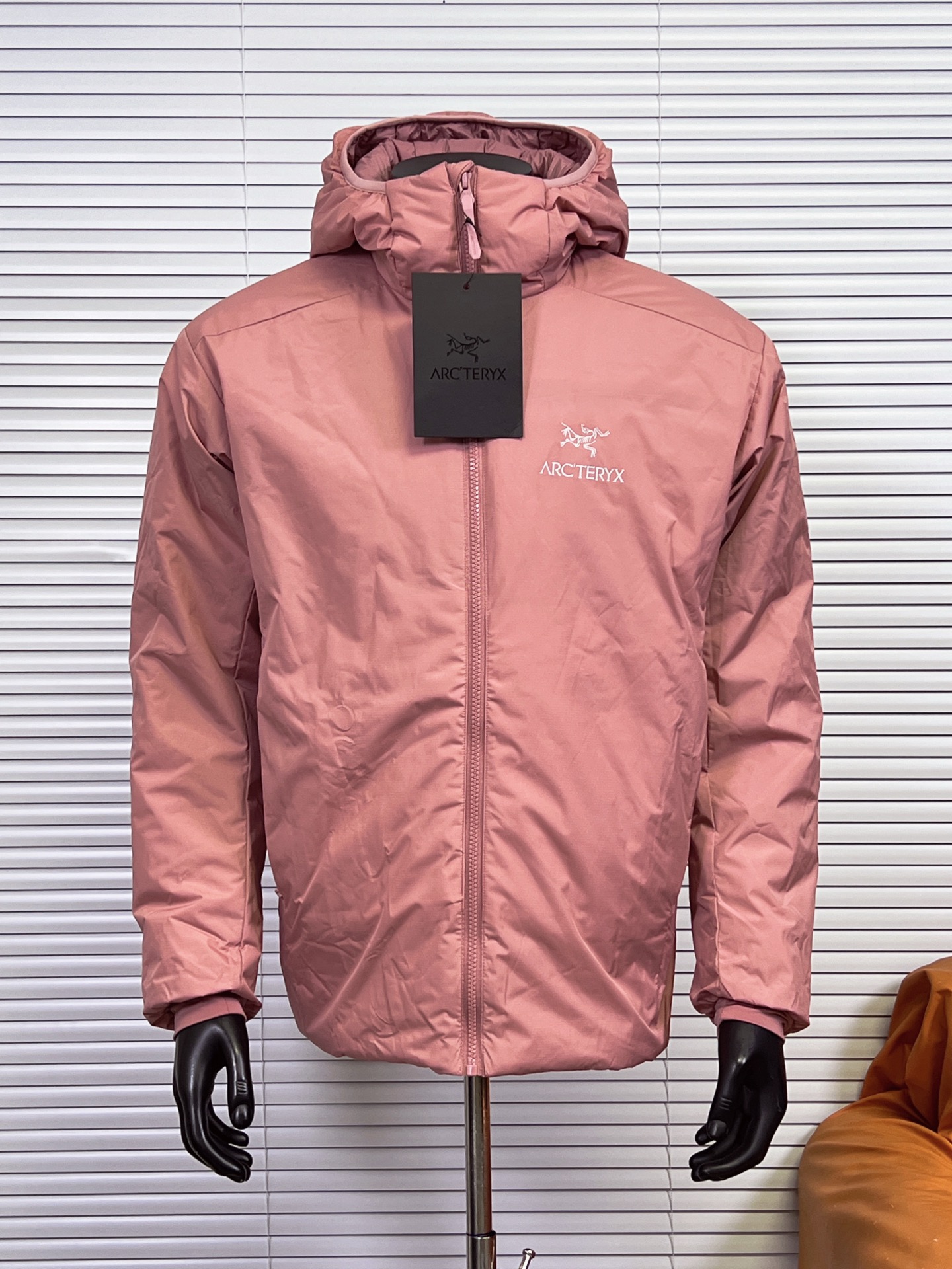 工厂放货💰220
（市场最全22色）Arcteryx始祖鸟阿童木1.0棉服 Atom AR Hoody 刺绣Logo户外耐磨轻量防水防风保暖连帽夹克棉服外套

这款Atom棉服在被打湿后仍可锁温保暖，多次打包和拆包后仍可保持性能！面料透气、耐用，富有弹性的侧面嵌料贴合身形，
柔软灵活，保暖的StormHood™风帽更添暖意！
基本信息	全部性能！

用途:攀岩,高山攀登	，防湿表层面料，透气,轻量！	可压缩打包，保暖,防风！
裁切:修身款式！
修身剪裁，适合作为内衣的！
面料:Tyono™20d防撕裂机织物	或轻薄的中间层穿着！
聚酯纤维/氨纶;锦纶;拼布:弹力抓绒布·拼接手肘，腋下插角布里料:20d锦纶填充物:60gsm聚酯纤维;·弹力针织袖口
·两个隐形拉链口袋,内侧拉链胸袋
·No Slip Zip™主拉链，定制TPU拉链头
·简洁可调的棉羽StormHood™兜帽设有有型的窄帽沿
,两个下摆调节扣

【颜色】：群青蓝，星际紫，破晓蓝，隐秘灰，幻银紫，暖阳橙，荧光绿，深蓝色，黑金色，浅绿色，玫红色，灰白色，风暴紫，石墨灰，埃及橙，深粉色，淘砂棕，水洗蓝，幽雾绿，黑银色，浩瀚紫，贝母粉
【尺码】：S-XXL