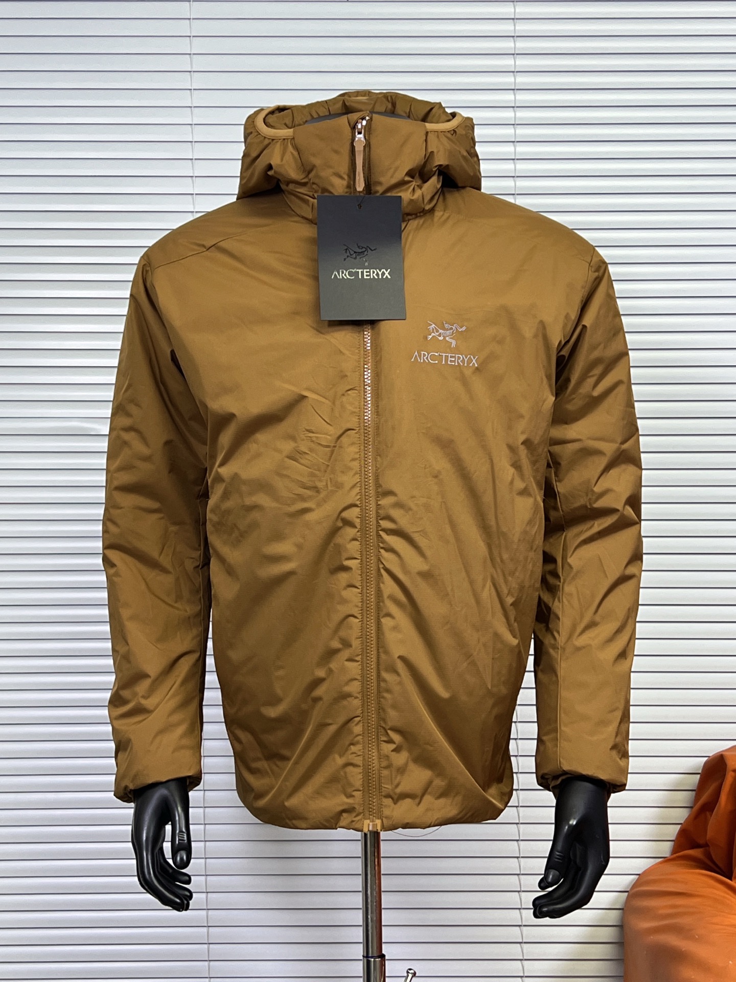 工厂放货💰220
（市场最全22色）Arcteryx始祖鸟阿童木1.0棉服 Atom AR Hoody 刺绣Logo户外耐磨轻量防水防风保暖连帽夹克棉服外套

这款Atom棉服在被打湿后仍可锁温保暖，多次打包和拆包后仍可保持性能！面料透气、耐用，富有弹性的侧面嵌料贴合身形，
柔软灵活，保暖的StormHood™风帽更添暖意！
基本信息	全部性能！

用途:攀岩,高山攀登	，防湿表层面料，透气,轻量！	可压缩打包，保暖,防风！
裁切:修身款式！
修身剪裁，适合作为内衣的！
面料:Tyono™20d防撕裂机织物	或轻薄的中间层穿着！
聚酯纤维/氨纶;锦纶;拼布:弹力抓绒布·拼接手肘，腋下插角布里料:20d锦纶填充物:60gsm聚酯纤维;·弹力针织袖口
·两个隐形拉链口袋,内侧拉链胸袋
·No Slip Zip™主拉链，定制TPU拉链头
·简洁可调的棉羽StormHood™兜帽设有有型的窄帽沿
,两个下摆调节扣

【颜色】：群青蓝，星际紫，破晓蓝，隐秘灰，幻银紫，暖阳橙，荧光绿，深蓝色，黑金色，浅绿色，玫红色，灰白色，风暴紫，石墨灰，埃及橙，深粉色，淘砂棕，水洗蓝，幽雾绿，黑银色，浩瀚紫，贝母粉
【尺码】：S-XXL