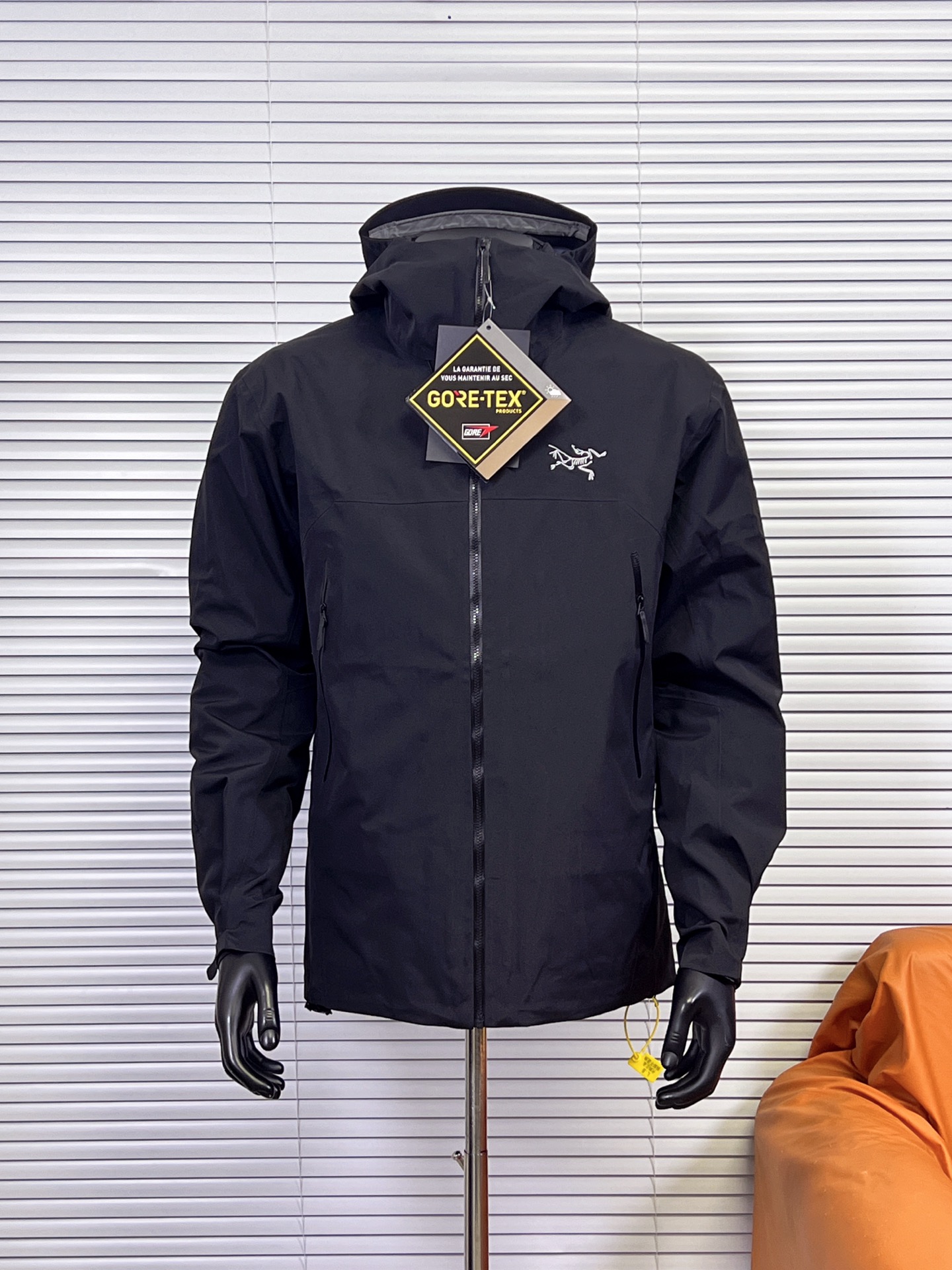 工厂 始祖鸟Arc’teryx SL三合一羽绒服硬壳冲锋衣外套 内胆带logo轻薄户外级羽绒服!外层是SL硬壳冲锋衣 GORE-TEX SL户外防水硬壳冲锋衣机能风拉链夹克 (Yb四次压胶工艺整衣3D立体仿生学设计衣长臂弯, Tri-Durance防水防雨面料,自行区别市面先行版本) -这款设计简洁而通用,可提供高山环境所需的性能.采用bluesign@认证的采用带经编背衬N40LGORE-TEX面料,轻薄而耐磨,防风、防水且透气,适合多种活动穿着. -头盔兼容StormHood兜帽防护良好且不影响视线,插手口袋设有WaterTight拉链,便于取放物品,腋下拉链便于快速通风,拼接设计使活动自如. -传统风琴交叉反向进入高山口袋设置在高位,VISLON中央正面拉链,可调节Velcro袖口魔术贴标签,兼容 Zip-in,在胸前采用百灵达机器绣上了ARC TERYX徽标 GORE-TEX:防水、防风、透气面料可提供多面防护. -SL夹克同是Arc’teryx的明星产品,一直在高山恶劣环境中表现突出,现在功能更强大,重量更轻. 货号:LY66648436Z 颜色:层云蓝 行星紫 墨黑色