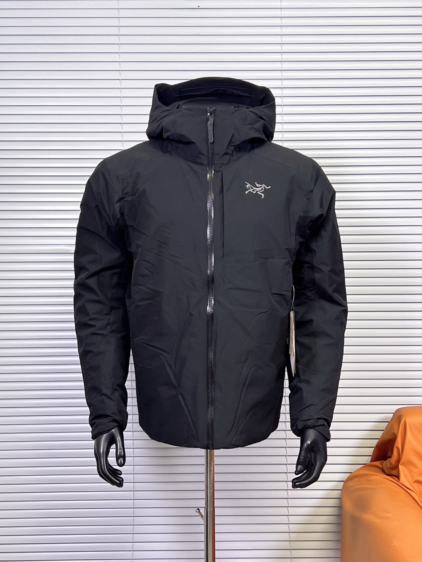 工厂 新款Arcteryx始祖鸟索拉诺连帽羽绒服 Solano Down Hoody 连帽保暖羽绒服软壳外套男女款 顶级版本 欢迎二批拿样对比 面料+特点: ✅采用750蓬松度鹅绒填充,在严寒肆虐之时也可提供良好的舒适性, 透气 GORE-TEX 面料可遮蔽风、雨、雪的侵袭. ✅低温、寒风、轻度降雪.连帽衣锁温保暖、防风防雨,让你享受一整天的户外生活.袖子采用不含PFAS的GORE-TEX面料,可以抵御风雨.下背部和腋下采用轻量的弹力软壳,更加通风透气.750蓬松度灰鹅绒守护核心温暖. ✅ 胸前和帽子精密logo刺绣来自日本进口田岛机器 ✅做工非常精致 内里充绒饱满,表层走针 丝毫不渗水 不漏水 客供定制专属 ✅内侧右边有一个大口袋可收纳,左边有一个拉链口袋. ✅下摆、兜帽多处可调节扣绳,防风保暖,自由调整舒适度 ✅100%锦纶面料,腋下拼接针织面料,防风 防水性能得到全新的提升 让外部寒风低温 入侵不到内部丝毫 超脱以往的防水效果 雨雪长时间附于衣服表层,也不会有任何往内部渗透问题 ✅功能性多口袋设计 出行携带物品更加方便 全身口袋都采用拉链闭合方式 全定制Ykk 压胶走边 耐用且不会有用力过度 出现撕裂现象 工艺:胸前高端刺绣化骨鸟LOGO 走针精密 线条流畅清晰 没有跳针 错乱等瑕疵 醒目有档次 象征顶级户外品牌形象 左侧胸前有一个隐藏式口袋装饰 存放贵重物品更加省心 ⚠洗涤方式:不可水洗 不可机洗 可干洗 颜色:黑色 隐秘灰 复古绿 云层蓝 星际紫