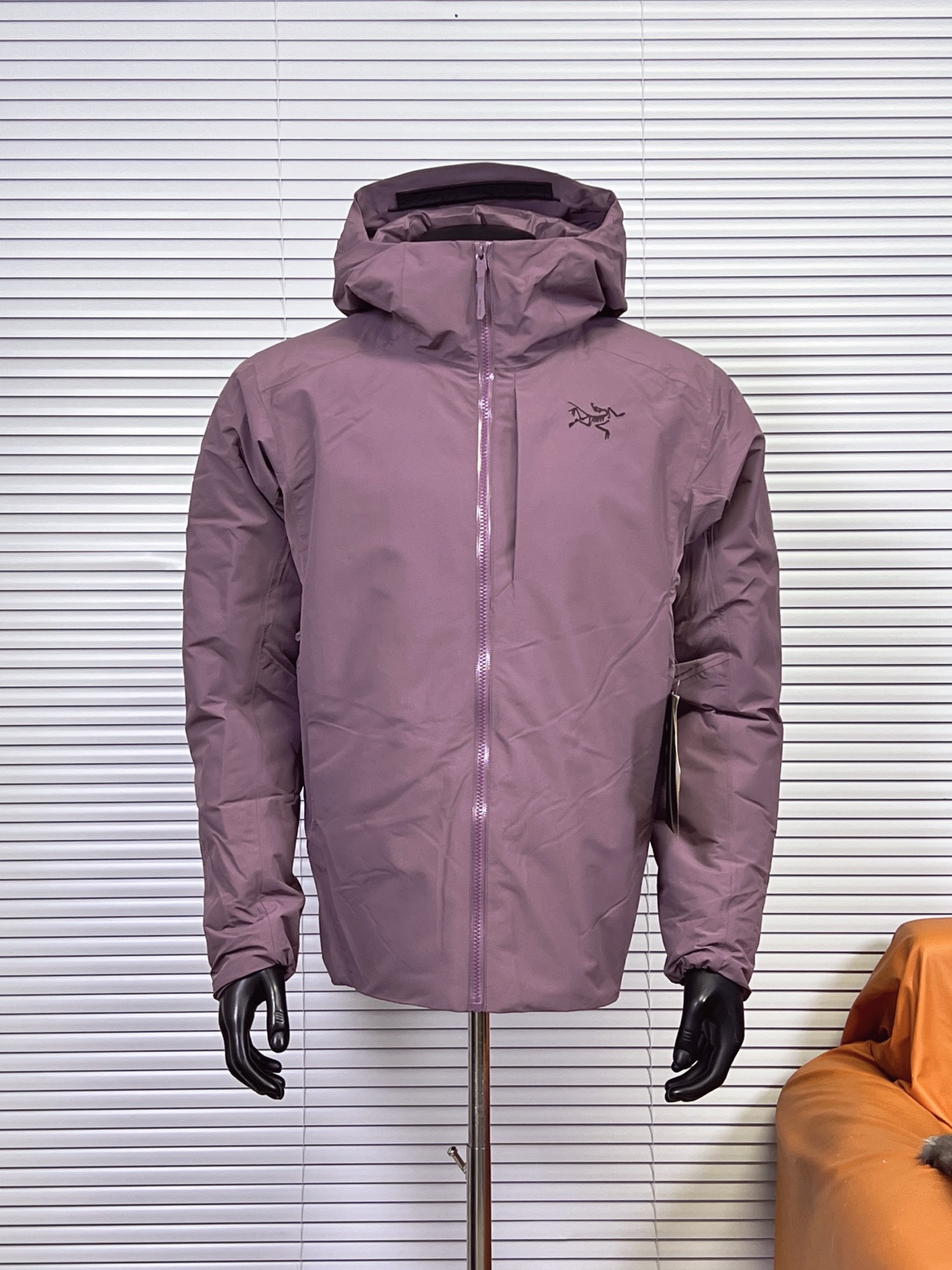 工厂 新款Arcteryx始祖鸟索拉诺连帽羽绒服 Solano Down Hoody 连帽保暖羽绒服软壳外套男女款 顶级版本 欢迎二批拿样对比 面料+特点: ✅采用750蓬松度鹅绒填充,在严寒肆虐之时也可提供良好的舒适性, 透气 GORE-TEX 面料可遮蔽风、雨、雪的侵袭. ✅低温、寒风、轻度降雪.连帽衣锁温保暖、防风防雨,让你享受一整天的户外生活.袖子采用不含PFAS的GORE-TEX面料,可以抵御风雨.下背部和腋下采用轻量的弹力软壳,更加通风透气.750蓬松度灰鹅绒守护核心温暖. ✅ 胸前和帽子精密logo刺绣来自日本进口田岛机器 ✅做工非常精致 内里充绒饱满,表层走针 丝毫不渗水 不漏水 客供定制专属 ✅内侧右边有一个大口袋可收纳,左边有一个拉链口袋. ✅下摆、兜帽多处可调节扣绳,防风保暖,自由调整舒适度 ✅100%锦纶面料,腋下拼接针织面料,防风 防水性能得到全新的提升 让外部寒风低温 入侵不到内部丝毫 超脱以往的防水效果 雨雪长时间附于衣服表层,也不会有任何往内部渗透问题 ✅功能性多口袋设计 出行携带物品更加方便 全身口袋都采用拉链闭合方式 全定制Ykk 压胶走边 耐用且不会有用力过度 出现撕裂现象 工艺:胸前高端刺绣化骨鸟LOGO 走针精密 线条流畅清晰 没有跳针 错乱等瑕疵 醒目有档次 象征顶级户外品牌形象 左侧胸前有一个隐藏式口袋装饰 存放贵重物品更加省心 ⚠洗涤方式:不可水洗 不可机洗 可干洗 颜色:黑色 隐秘灰 复古绿 云层蓝 星际紫