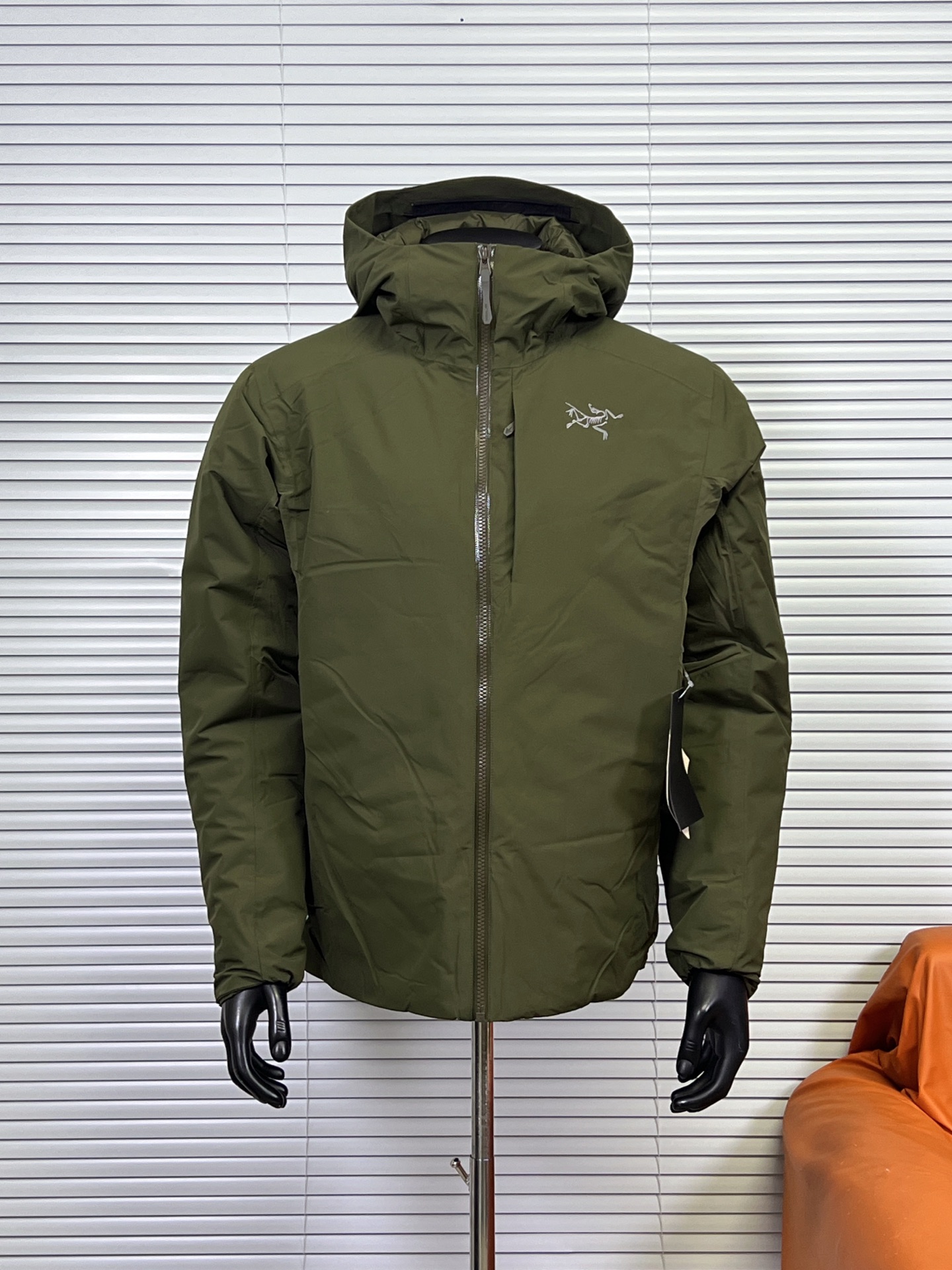 工厂 新款Arcteryx始祖鸟索拉诺连帽羽绒服 Solano Down Hoody 连帽保暖羽绒服软壳外套男女款 顶级版本 欢迎二批拿样对比 面料+特点: ✅采用750蓬松度鹅绒填充,在严寒肆虐之时也可提供良好的舒适性, 透气 GORE-TEX 面料可遮蔽风、雨、雪的侵袭. ✅低温、寒风、轻度降雪.连帽衣锁温保暖、防风防雨,让你享受一整天的户外生活.袖子采用不含PFAS的GORE-TEX面料,可以抵御风雨.下背部和腋下采用轻量的弹力软壳,更加通风透气.750蓬松度灰鹅绒守护核心温暖. ✅ 胸前和帽子精密logo刺绣来自日本进口田岛机器 ✅做工非常精致 内里充绒饱满,表层走针 丝毫不渗水 不漏水 客供定制专属 ✅内侧右边有一个大口袋可收纳,左边有一个拉链口袋. ✅下摆、兜帽多处可调节扣绳,防风保暖,自由调整舒适度 ✅100%锦纶面料,腋下拼接针织面料,防风 防水性能得到全新的提升 让外部寒风低温 入侵不到内部丝毫 超脱以往的防水效果 雨雪长时间附于衣服表层,也不会有任何往内部渗透问题 ✅功能性多口袋设计 出行携带物品更加方便 全身口袋都采用拉链闭合方式 全定制Ykk 压胶走边 耐用且不会有用力过度 出现撕裂现象 工艺:胸前高端刺绣化骨鸟LOGO 走针精密 线条流畅清晰 没有跳针 错乱等瑕疵 醒目有档次 象征顶级户外品牌形象 左侧胸前有一个隐藏式口袋装饰 存放贵重物品更加省心 ⚠洗涤方式:不可水洗 不可机洗 可干洗 颜色:黑色 隐秘灰 复古绿 云层蓝 星际紫