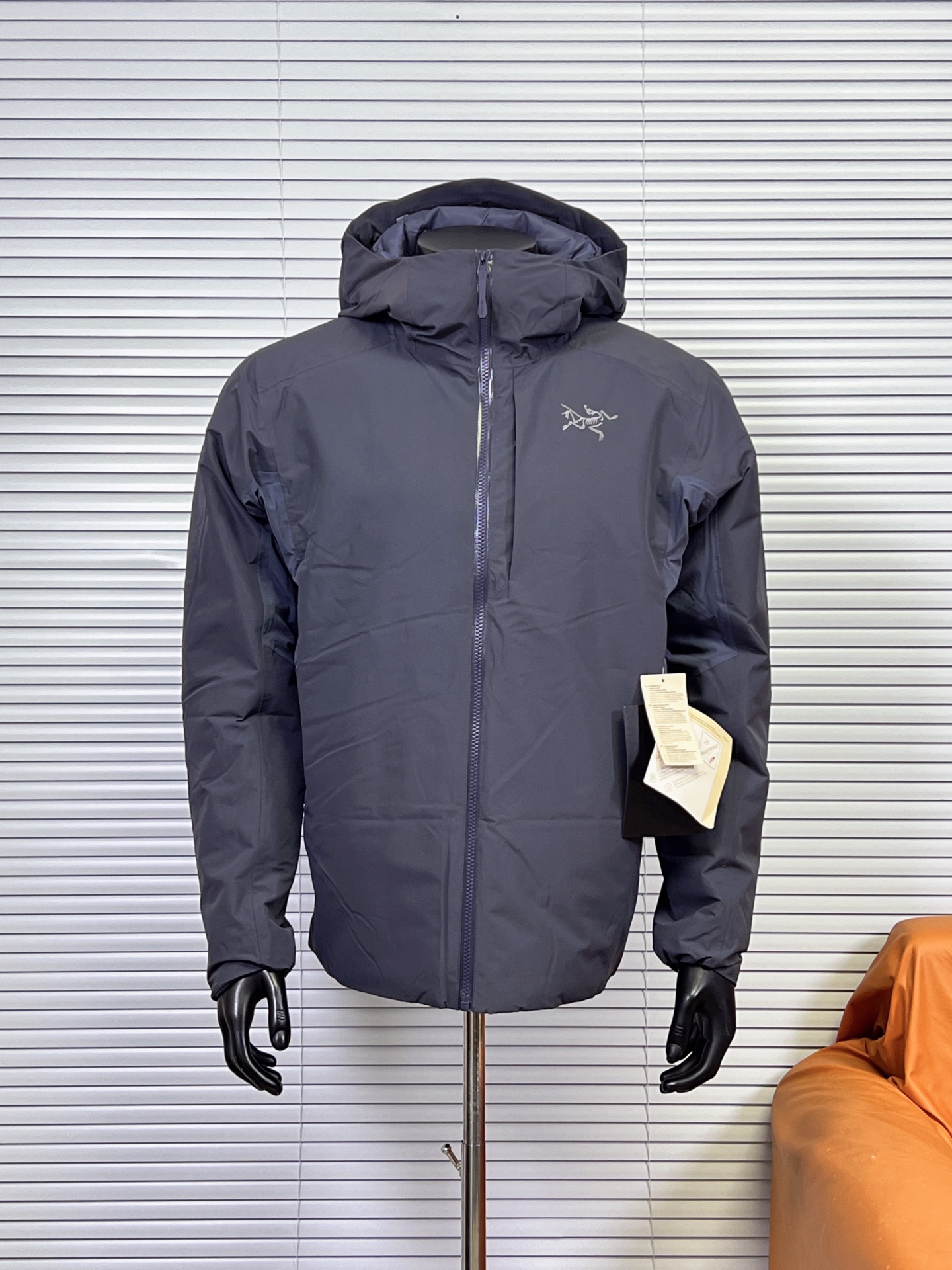 工厂 新款Arcteryx始祖鸟索拉诺连帽羽绒服 Solano Down Hoody 连帽保暖羽绒服软壳外套男女款 顶级版本 欢迎二批拿样对比 面料+特点: ✅采用750蓬松度鹅绒填充,在严寒肆虐之时也可提供良好的舒适性, 透气 GORE-TEX 面料可遮蔽风、雨、雪的侵袭. ✅低温、寒风、轻度降雪.连帽衣锁温保暖、防风防雨,让你享受一整天的户外生活.袖子采用不含PFAS的GORE-TEX面料,可以抵御风雨.下背部和腋下采用轻量的弹力软壳,更加通风透气.750蓬松度灰鹅绒守护核心温暖. ✅ 胸前和帽子精密logo刺绣来自日本进口田岛机器 ✅做工非常精致 内里充绒饱满,表层走针 丝毫不渗水 不漏水 客供定制专属 ✅内侧右边有一个大口袋可收纳,左边有一个拉链口袋. ✅下摆、兜帽多处可调节扣绳,防风保暖,自由调整舒适度 ✅100%锦纶面料,腋下拼接针织面料,防风 防水性能得到全新的提升 让外部寒风低温 入侵不到内部丝毫 超脱以往的防水效果 雨雪长时间附于衣服表层,也不会有任何往内部渗透问题 ✅功能性多口袋设计 出行携带物品更加方便 全身口袋都采用拉链闭合方式 全定制Ykk 压胶走边 耐用且不会有用力过度 出现撕裂现象 工艺:胸前高端刺绣化骨鸟LOGO 走针精密 线条流畅清晰 没有跳针 错乱等瑕疵 醒目有档次 象征顶级户外品牌形象 左侧胸前有一个隐藏式口袋装饰 存放贵重物品更加省心 ⚠洗涤方式:不可水洗 不可机洗 可干洗 颜色:黑色 隐秘灰 复古绿 云层蓝 星际紫