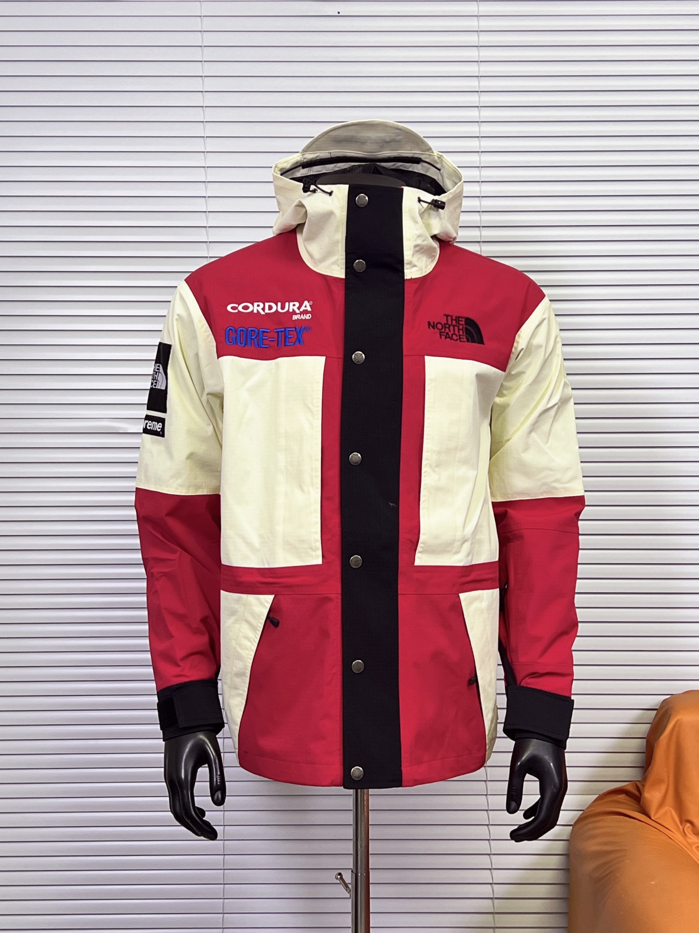 工厂 北面冲锋衣孙俪同款Xsupreme联名 The NorthFace|北面 supremes|THEIFACE 联名系列Expedition Jacket White夹克美式潮流冲锋衣 男女同款 以下这款联名冲锋衣突出潮流、机能与联名亮点: 1. 潮人必备王炸!Supreme × The North Face 联名冲锋衣,CORDURA 耐磨面料+GORE - TEX 防水黑科技,红白金撞色超吸睛,机能与街头感拉满,穿它炸场没对手~ 2. 谁懂啊!TNF 北脸和 Supreme 联名冲锋衣,拼接配色绝绝子,GORE - TEX 防水、CORDURA 抗造,户外撒野或citywalk,穿它又酷又飒,潮流buff叠满✨ 3. 机能风玩家看过来!TNF 与 Supreme 联名冲锋衣,红与白的碰撞超有视觉冲击,GORE - TEX 守护干爽,CORDURA 抗造耐穿,户外出街都能slay全场,潮流硬货别错过~ 4. 硬核装备上线!Supreme 联名 The North Face 冲锋衣,GORE - TEX 防水、CORDURA 耐磨双加持,经典拼接配色,把户外机能和街头潮流狠狠拿捏,穿去炸街稳赢👊 5. 被问爆的潮流狠货!TNF 北脸×Supreme 联名冲锋衣,CORDURA 抗造、GORE - TEX 防水,红白金拼接自带高光,户外耍帅or日常炸场,穿它直接制霸穿搭赛道,潮人必锁~ 颜色:黑色 红色