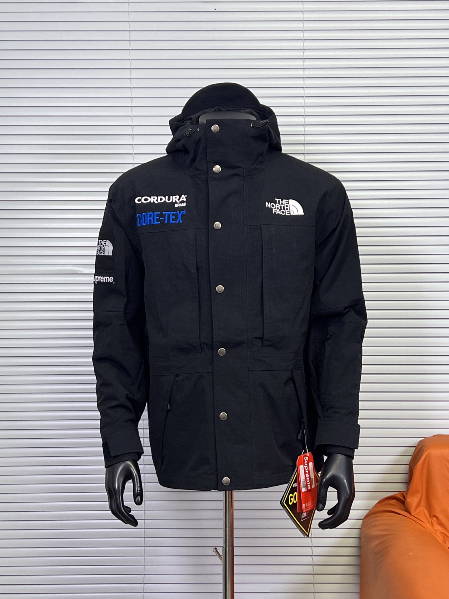 工厂 北面冲锋衣孙俪同款Xsupreme联名 The NorthFace|北面 supremes|THEIFACE 联名系列Expedition Jacket White夹克美式潮流冲锋衣 男女同款 以下这款联名冲锋衣突出潮流、机能与联名亮点: 1. 潮人必备王炸!Supreme × The North Face 联名冲锋衣,CORDURA 耐磨面料+GORE - TEX 防水黑科技,红白金撞色超吸睛,机能与街头感拉满,穿它炸场没对手~ 2. 谁懂啊!TNF 北脸和 Supreme 联名冲锋衣,拼接配色绝绝子,GORE - TEX 防水、CORDURA 抗造,户外撒野或citywalk,穿它又酷又飒,潮流buff叠满✨ 3. 机能风玩家看过来!TNF 与 Supreme 联名冲锋衣,红与白的碰撞超有视觉冲击,GORE - TEX 守护干爽,CORDURA 抗造耐穿,户外出街都能slay全场,潮流硬货别错过~ 4. 硬核装备上线!Supreme 联名 The North Face 冲锋衣,GORE - TEX 防水、CORDURA 耐磨双加持,经典拼接配色,把户外机能和街头潮流狠狠拿捏,穿去炸街稳赢👊 5. 被问爆的潮流狠货!TNF 北脸×Supreme 联名冲锋衣,CORDURA 抗造、GORE - TEX 防水,红白金拼接自带高光,户外耍帅or日常炸场,穿它直接制霸穿搭赛道,潮人必锁~ 颜色:黑色 红色
