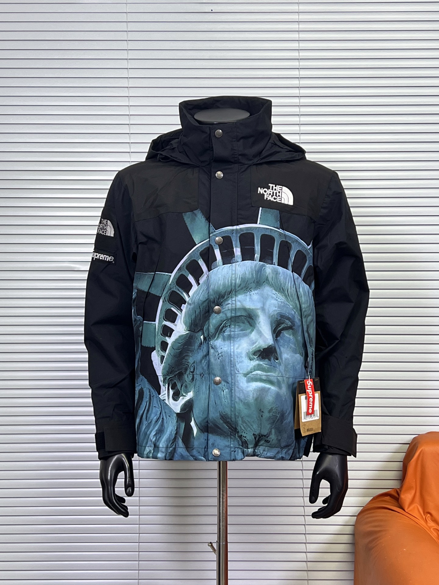 工厂放货💰280
Supremex TheNorthFace 19FW 联名自由女神冲锋衣

全新批次，这两家联名的款式，无一例外！全是炸款！无论是潮流属性还是户外功能，看似中规中矩！实则上身无敌！今年主题元素采用世界著名建筑物，自由女神像，关于人物头像最难的就是印花跟调色，打样打了不下15个以上，这款印花采用整体对位的，所以需要激光定位裁剪，今年的领标，也是全新升级，所以全套开模定制！今年魔术贴采用日本外贸公司面料100%定制而成，面料采用防泼水面料处理 面料手感完全一致 依旧采用流水线车工制作，刺绣使用田岛刺绣机刺绣12针进口机器刺绣前幅后幅均为8734针进口单股纯白珠光线，18年开始R字母刺绣都是踢出来的大象腿，辅料全部正品十几条YKK拉链，区别市面通货弟弟妹妹版本，无线还原正品！

颜色：黑色 黄色
尺码 ：S M L XL XXL