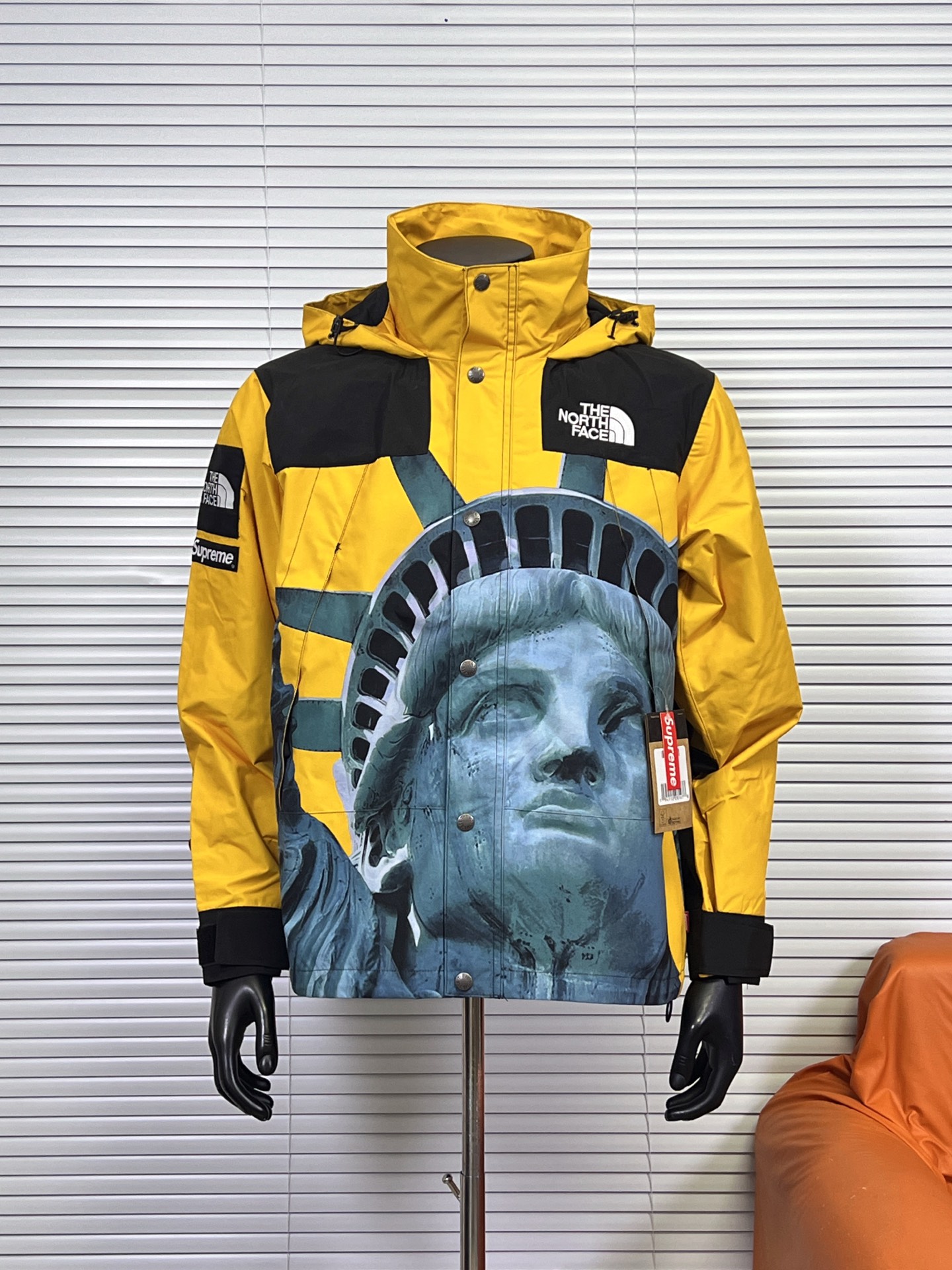 工厂放货💰280
Supremex TheNorthFace 19FW 联名自由女神冲锋衣

全新批次，这两家联名的款式，无一例外！全是炸款！无论是潮流属性还是户外功能，看似中规中矩！实则上身无敌！今年主题元素采用世界著名建筑物，自由女神像，关于人物头像最难的就是印花跟调色，打样打了不下15个以上，这款印花采用整体对位的，所以需要激光定位裁剪，今年的领标，也是全新升级，所以全套开模定制！今年魔术贴采用日本外贸公司面料100%定制而成，面料采用防泼水面料处理 面料手感完全一致 依旧采用流水线车工制作，刺绣使用田岛刺绣机刺绣12针进口机器刺绣前幅后幅均为8734针进口单股纯白珠光线，18年开始R字母刺绣都是踢出来的大象腿，辅料全部正品十几条YKK拉链，区别市面通货弟弟妹妹版本，无线还原正品！

颜色：黑色 黄色
尺码 ：S M L XL XXL